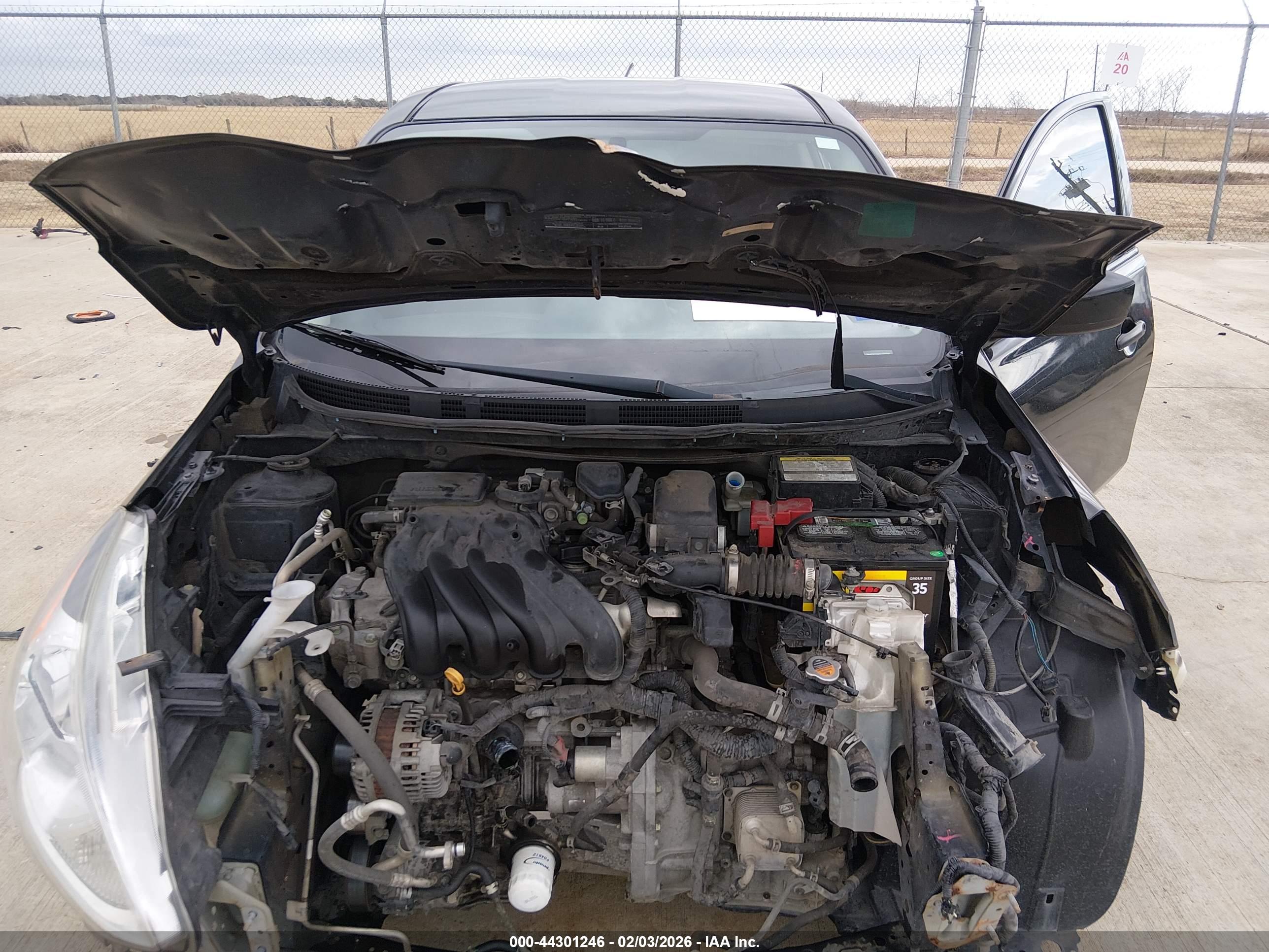 NISSAN VERSA image 10