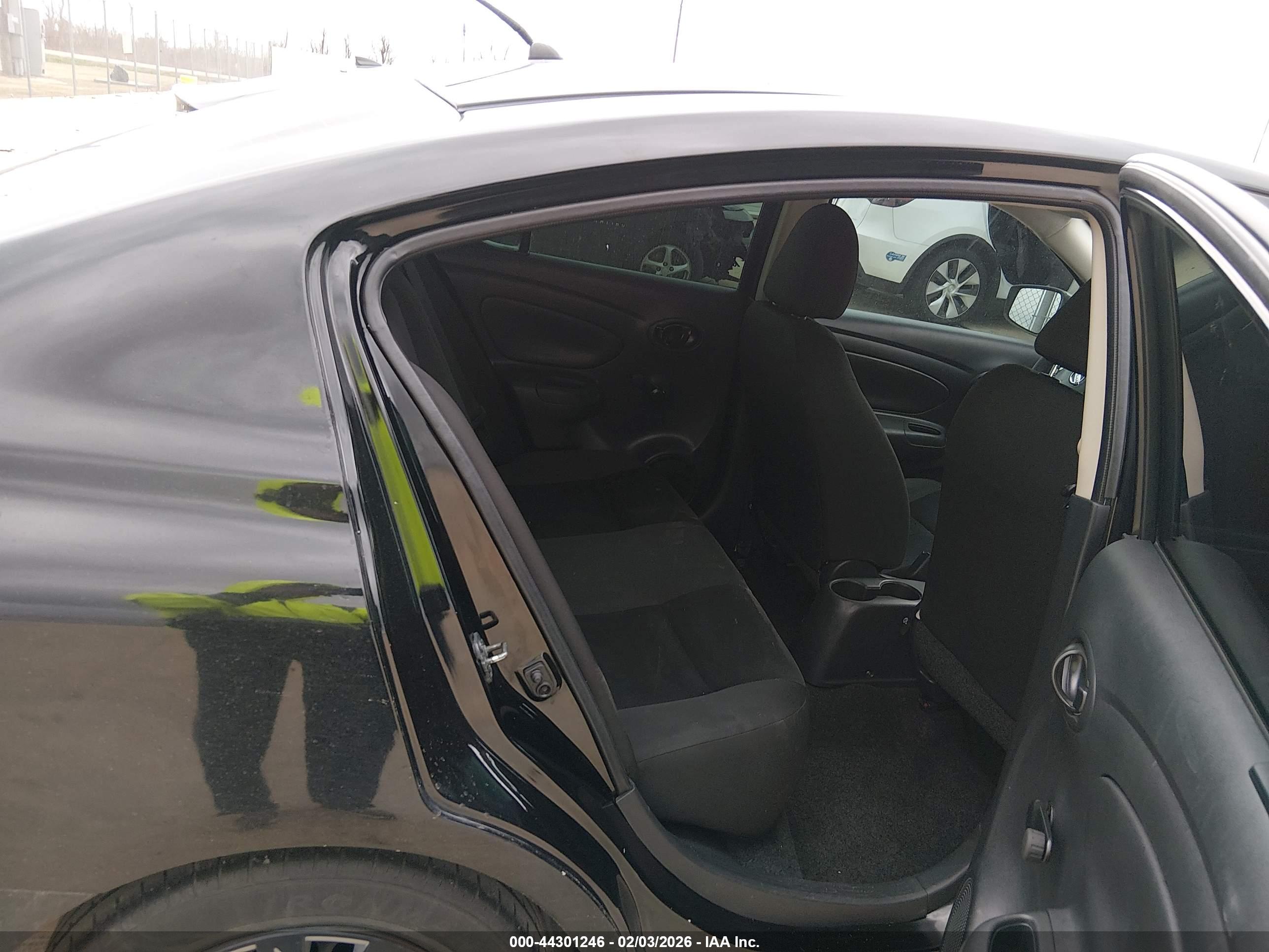 NISSAN VERSA image 8