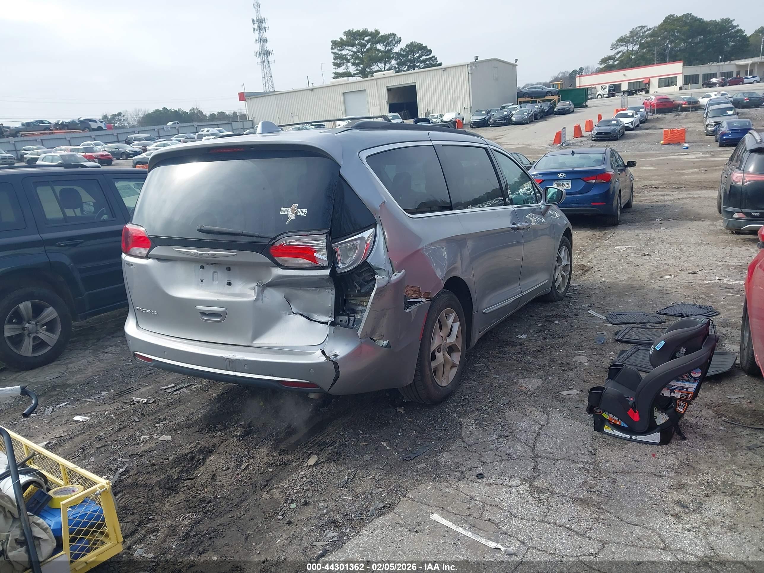 CHRYSLER PACIFICA image 4