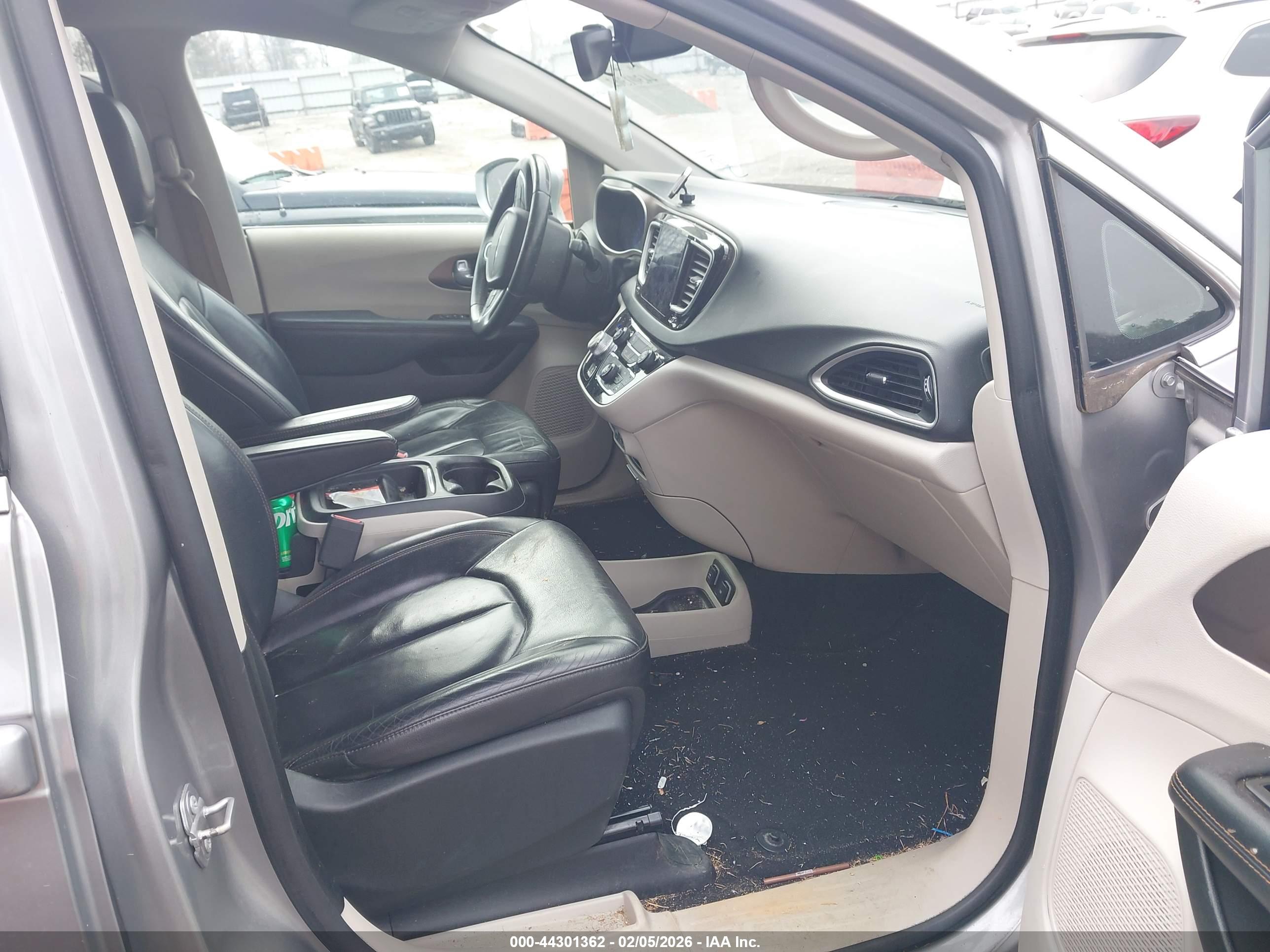 CHRYSLER PACIFICA image 5