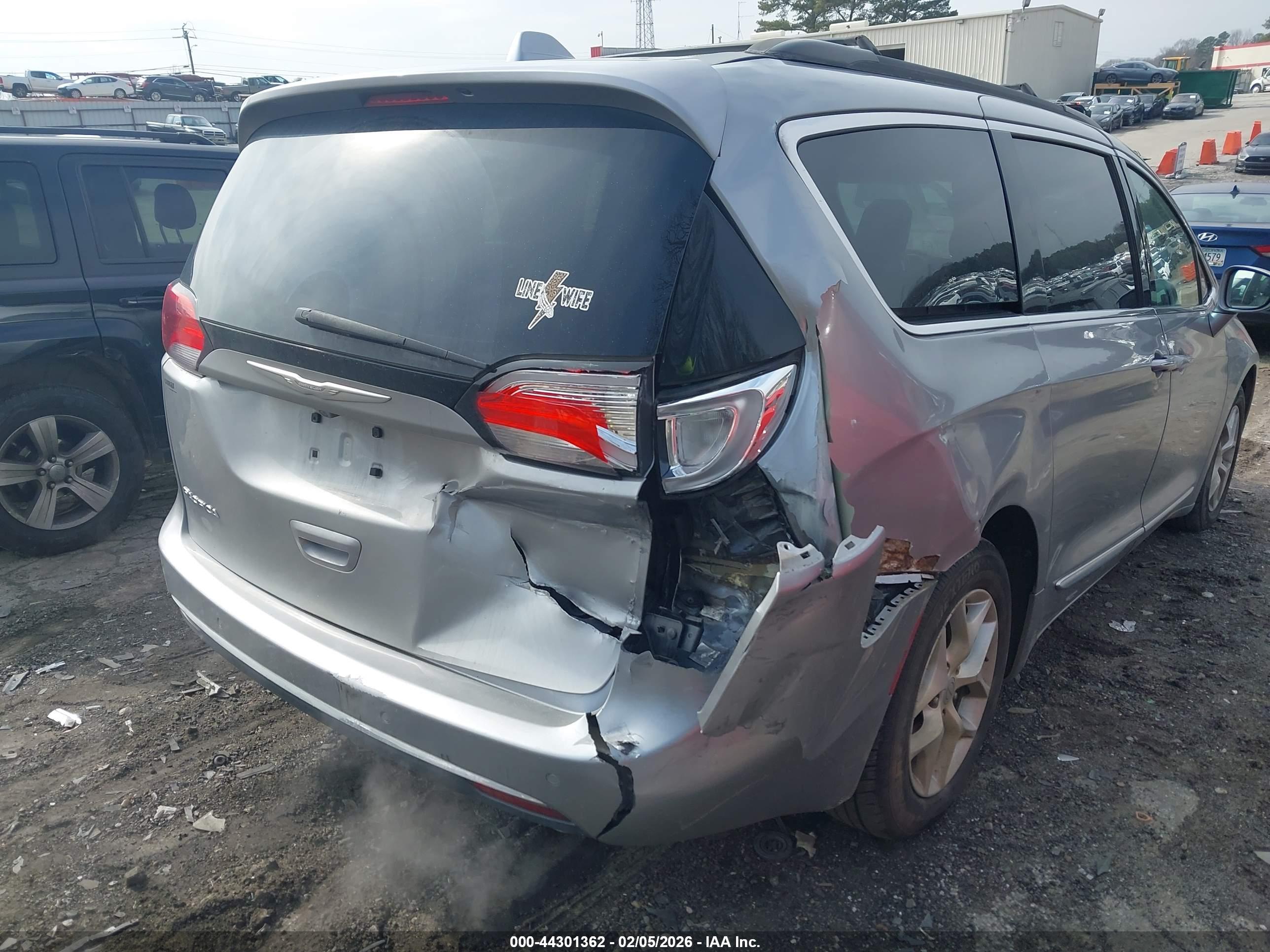 CHRYSLER PACIFICA image 6