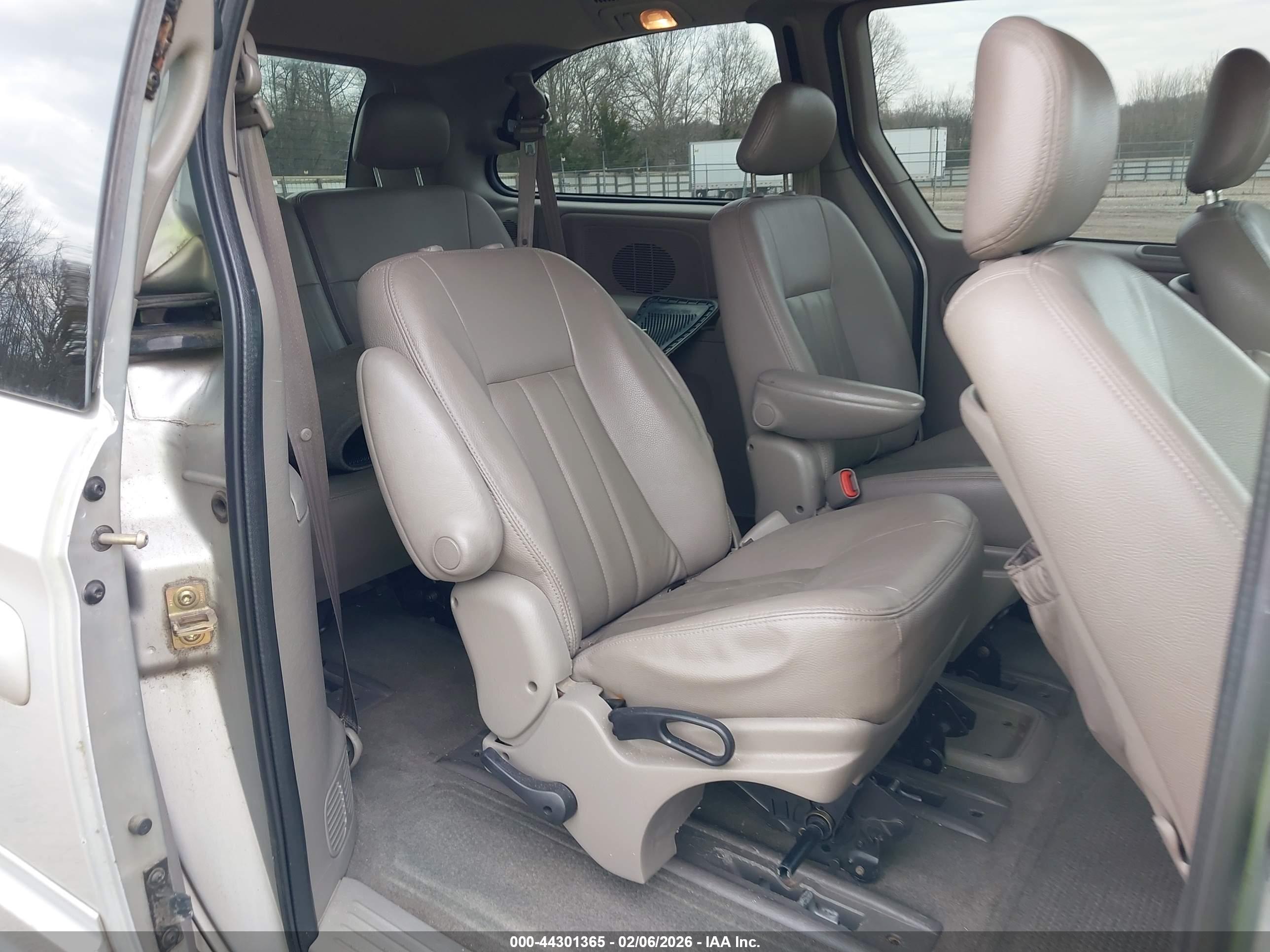 CHRYSLER TOWN image 8