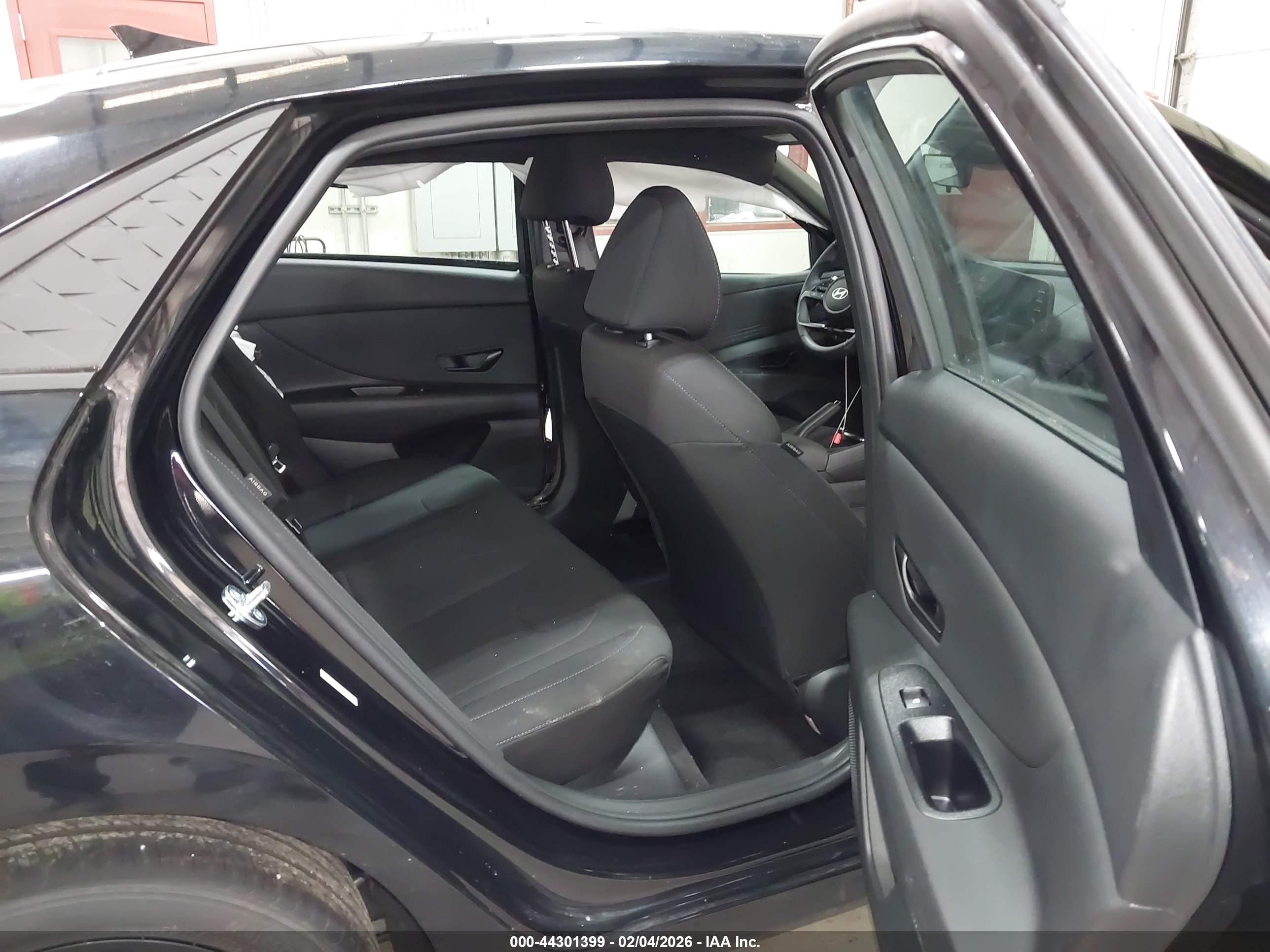 HYUNDAI ELANTRA image 8