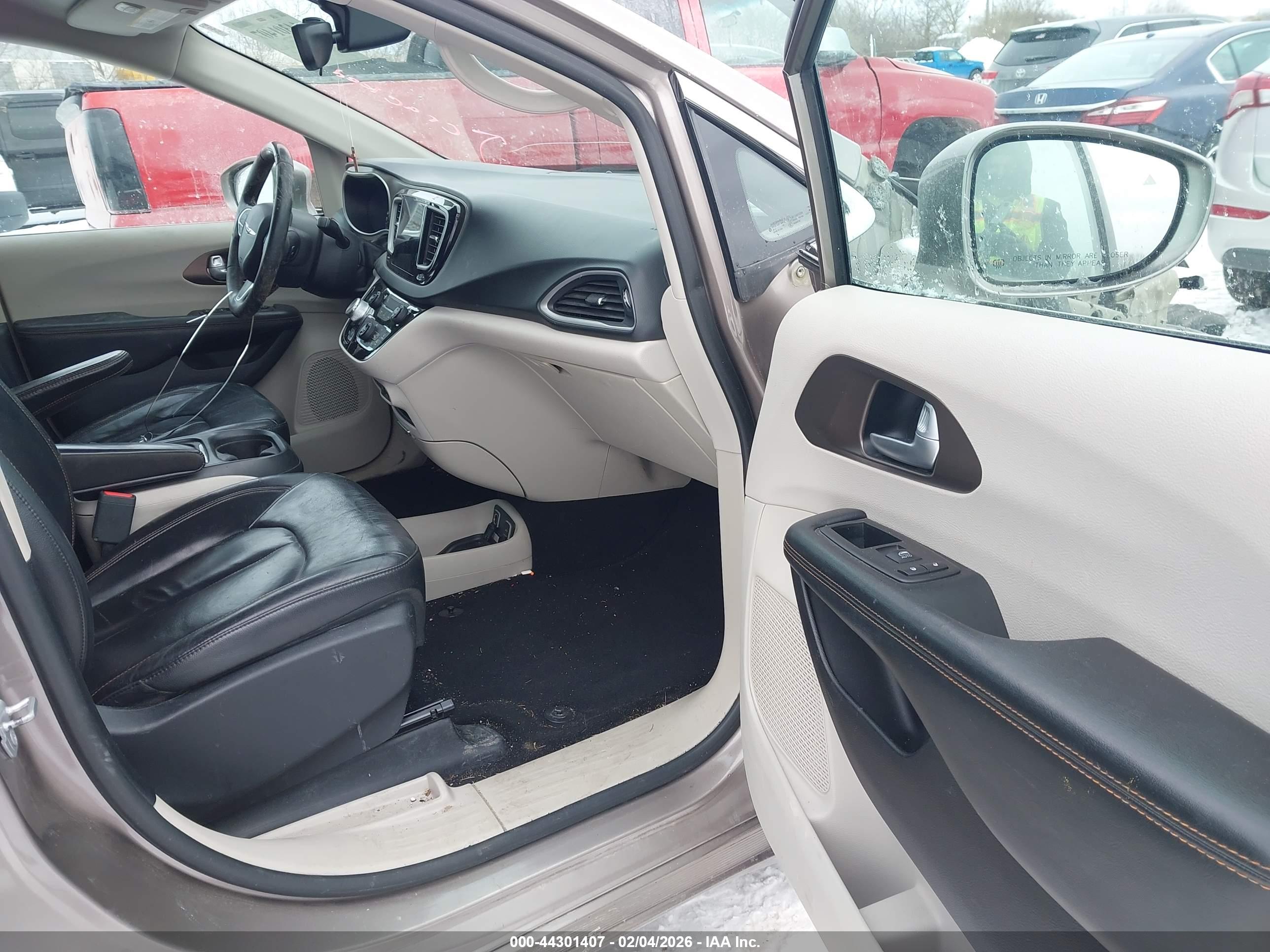 CHRYSLER PACIFICA image 5