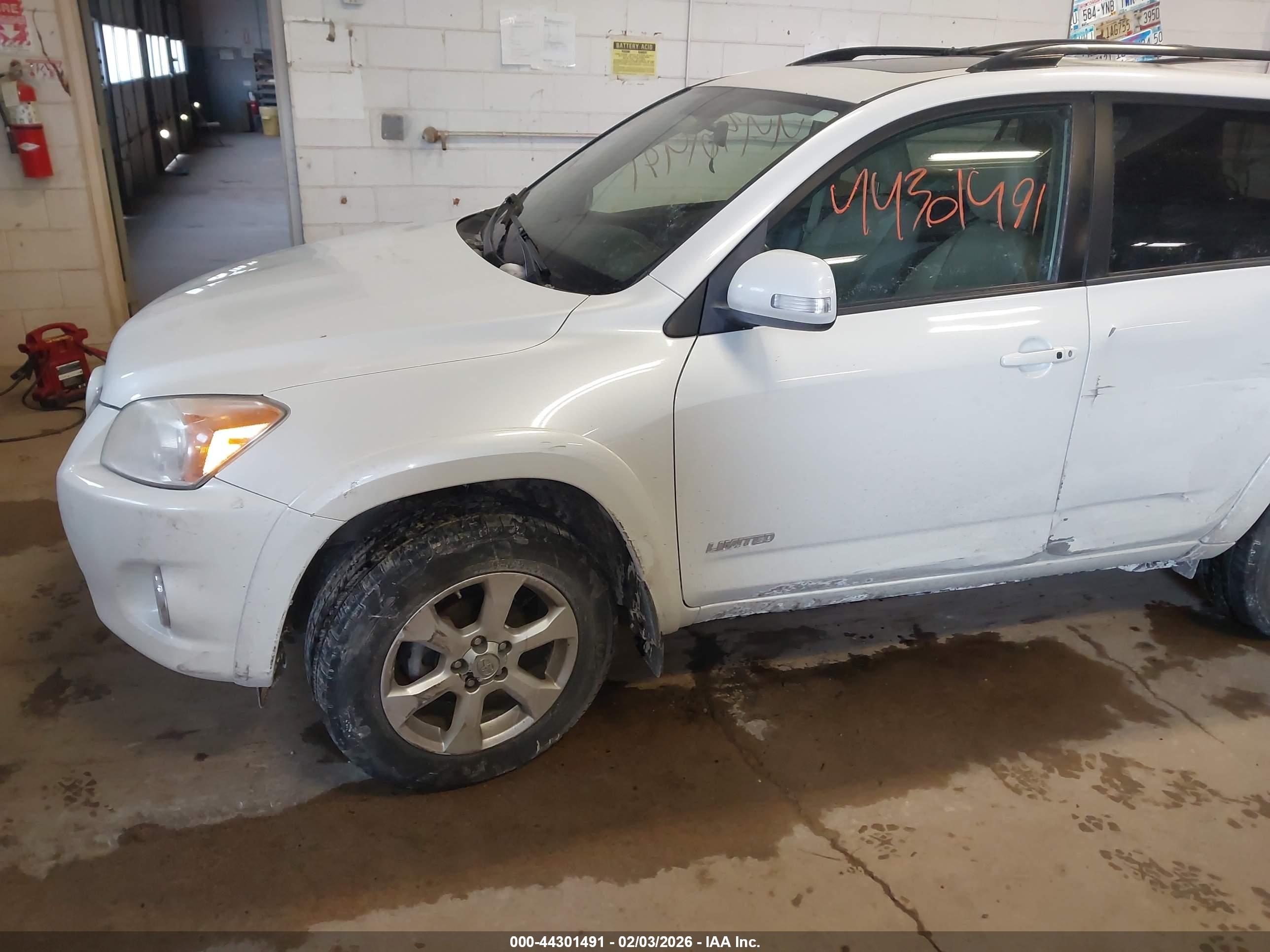 TOYOTA RAV4 image 2