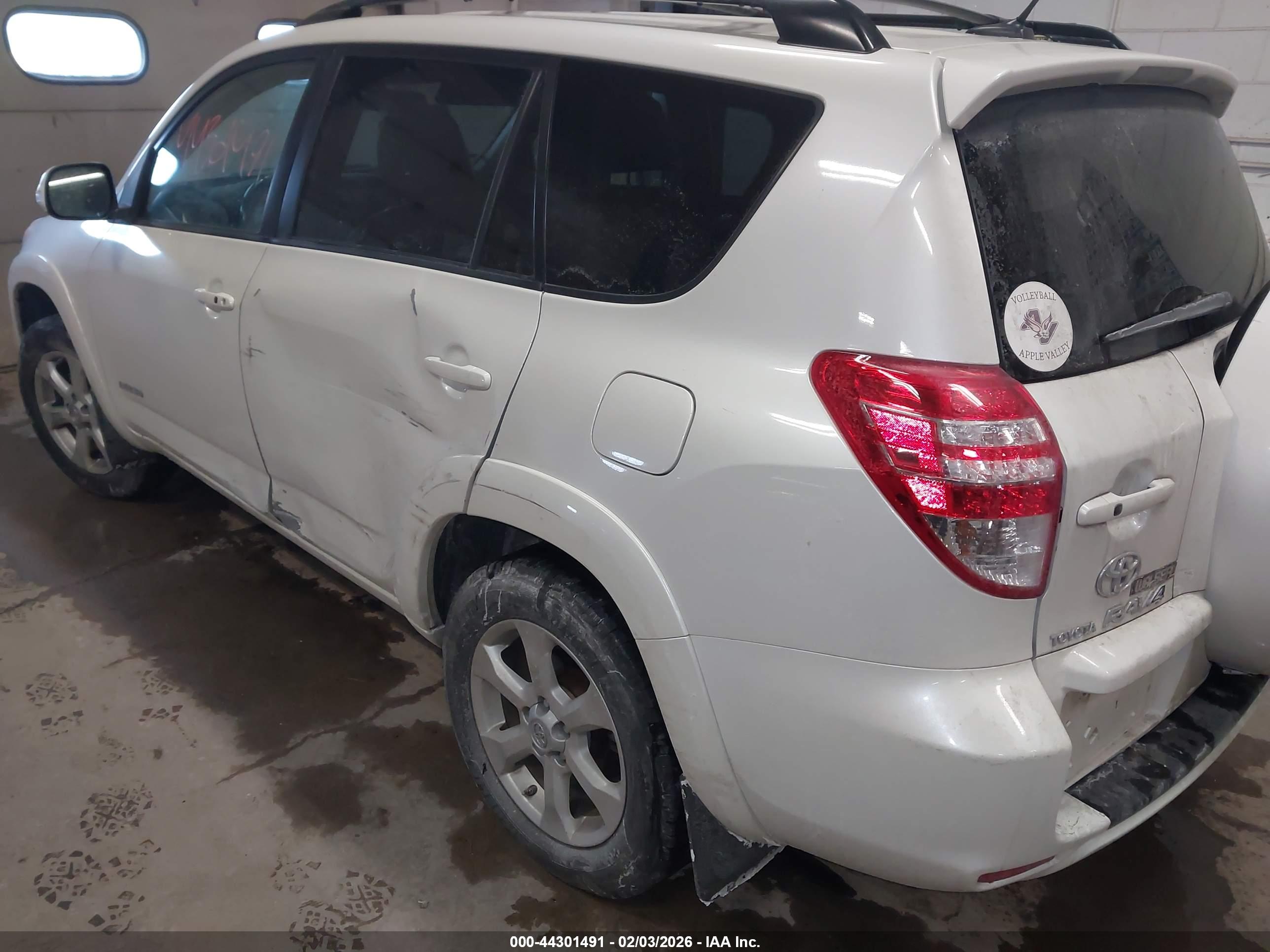 TOYOTA RAV4 image 3