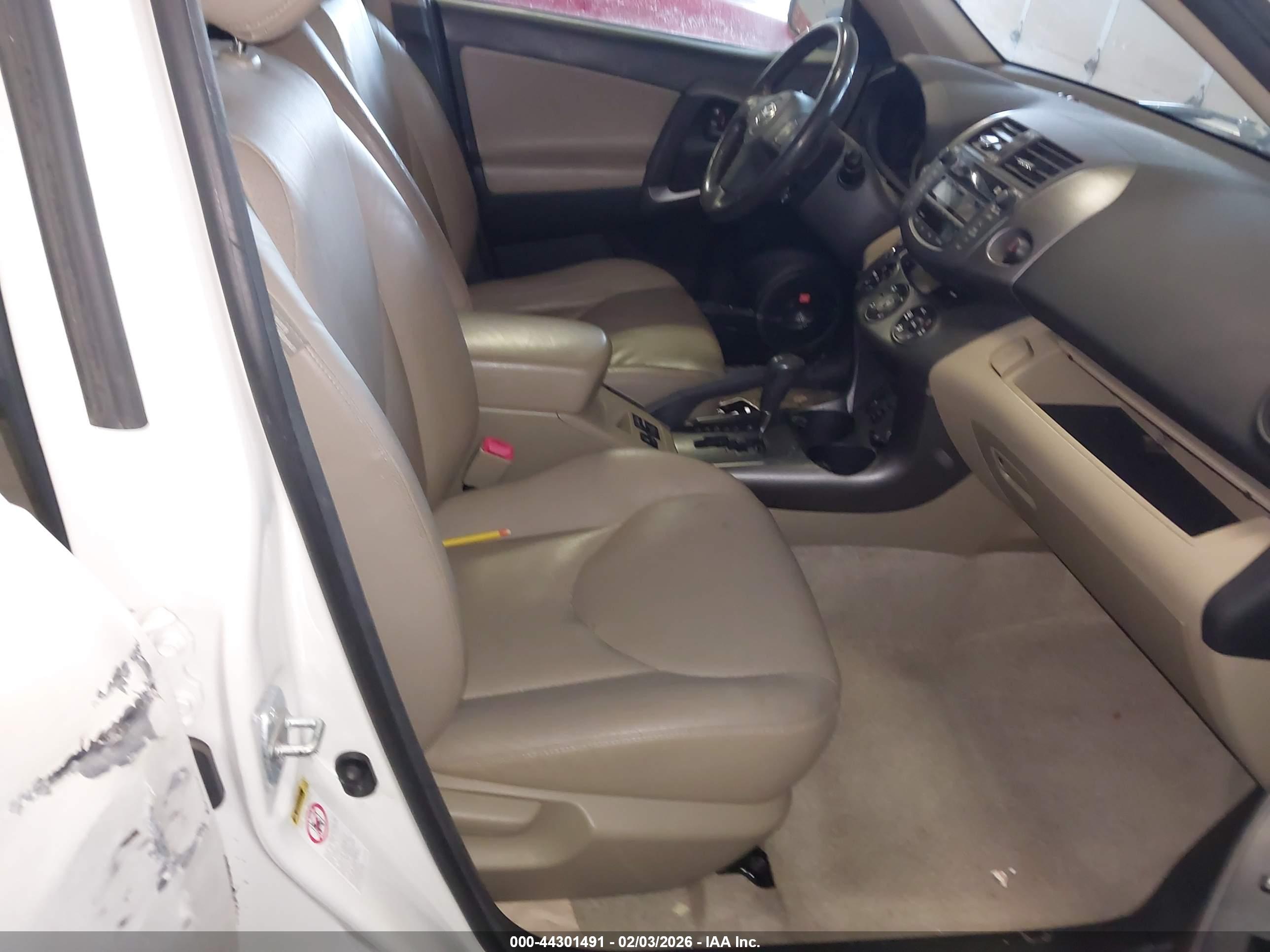 TOYOTA RAV4 image 5