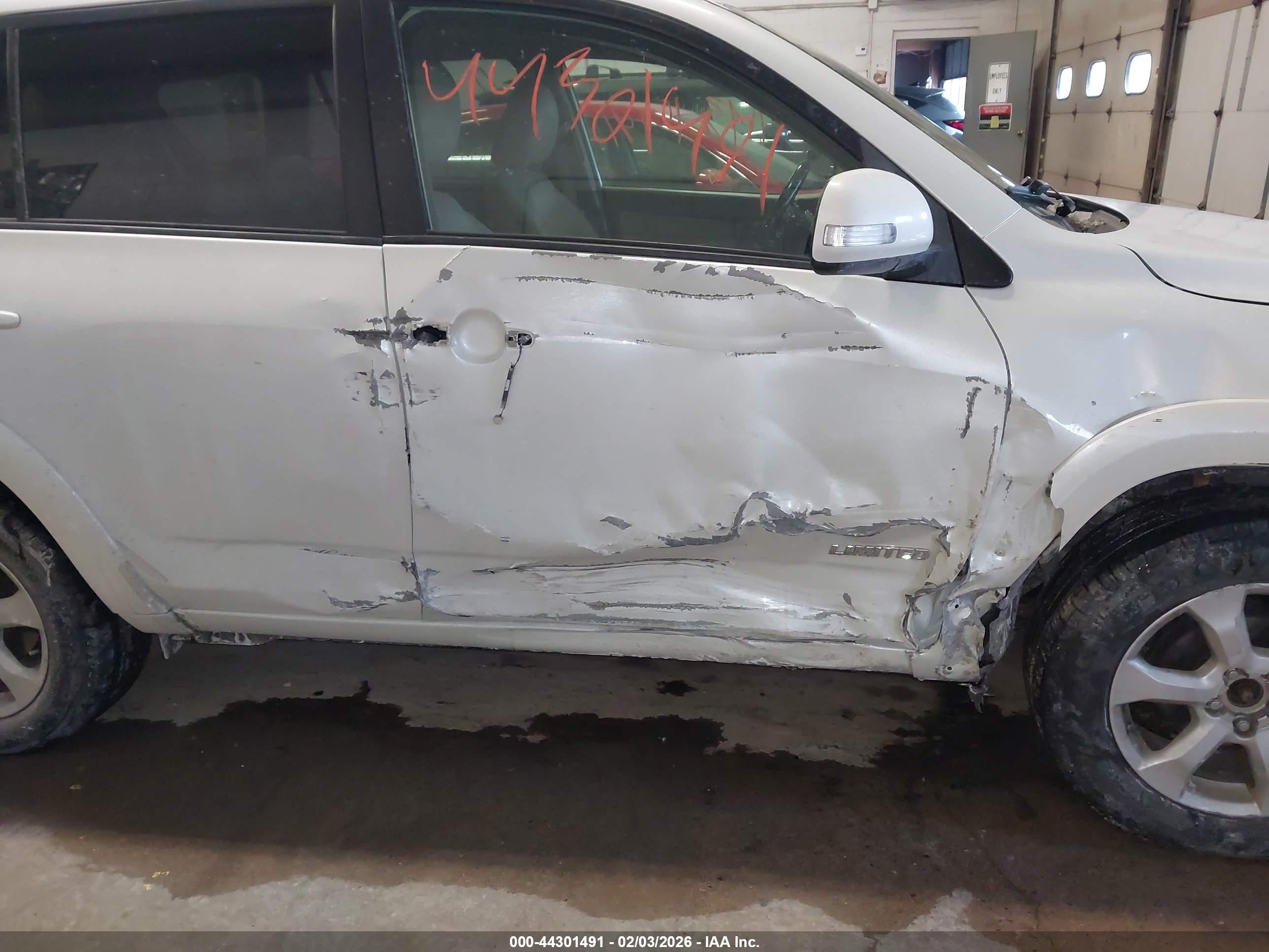 TOYOTA RAV4 image 6