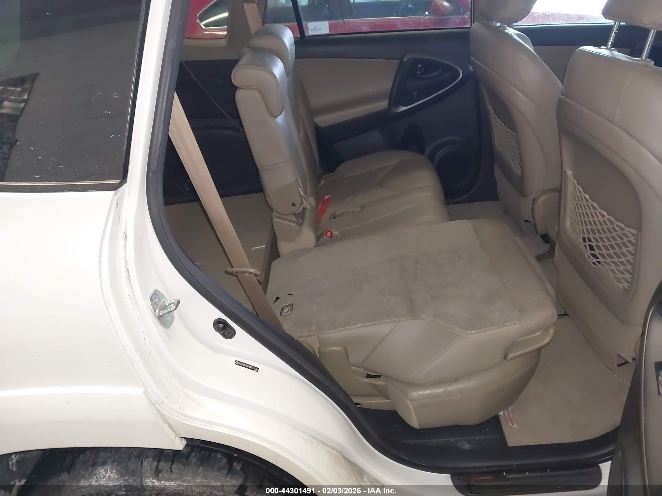 TOYOTA RAV4 image 8