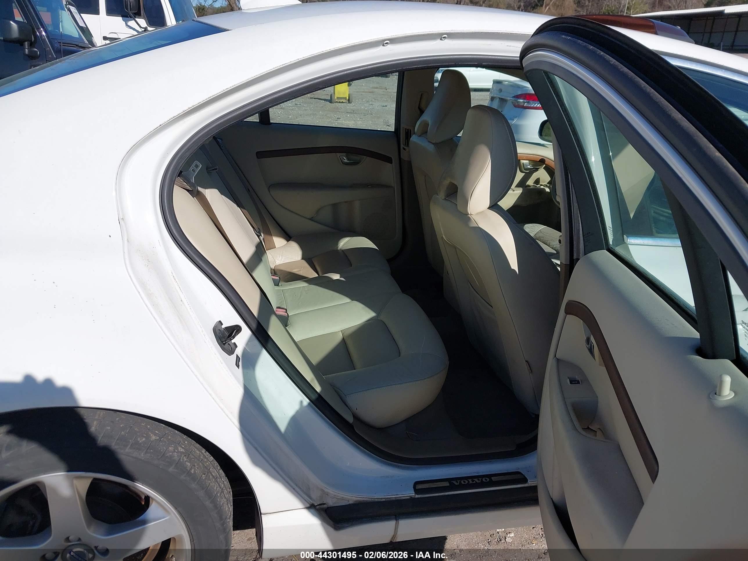 VOLVO S80 image 8