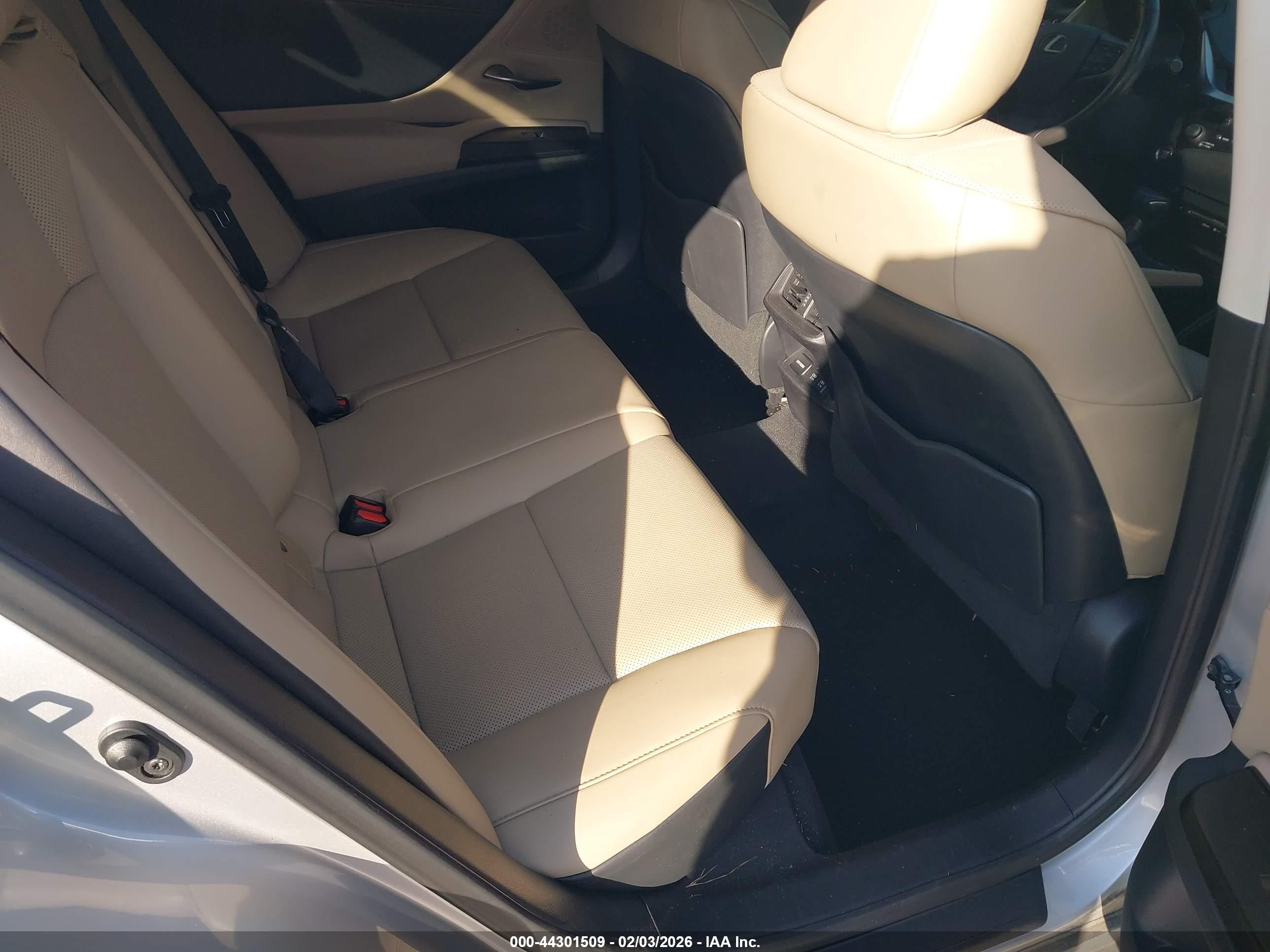 LEXUS ES image 8