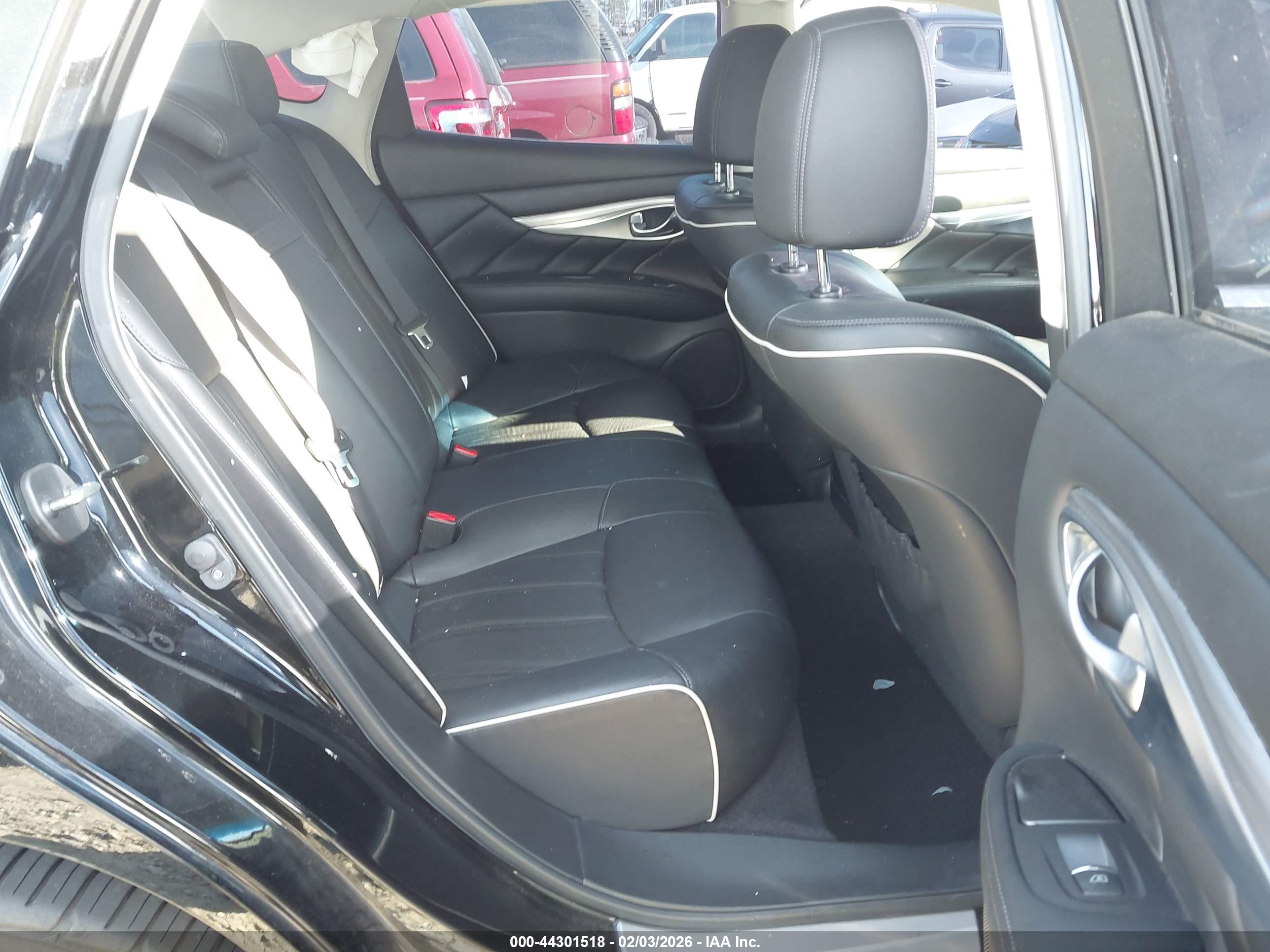 INFINITI Q70 image 8
