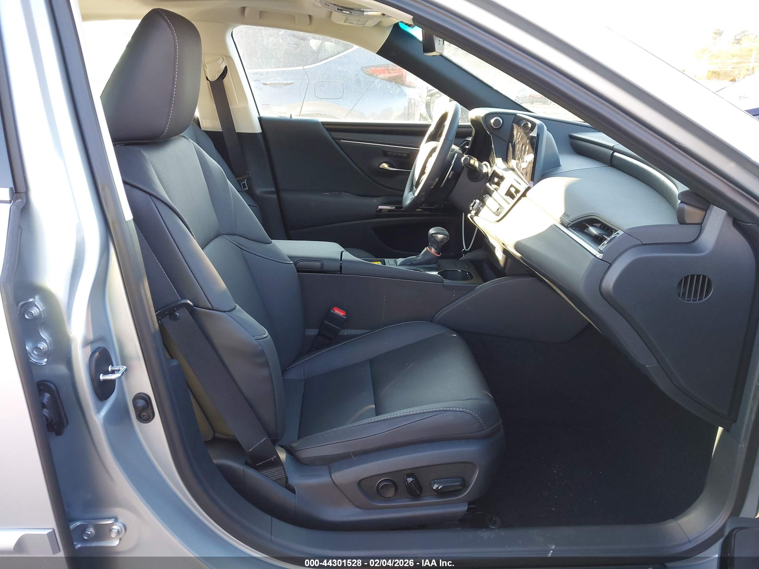 LEXUS ES image 5