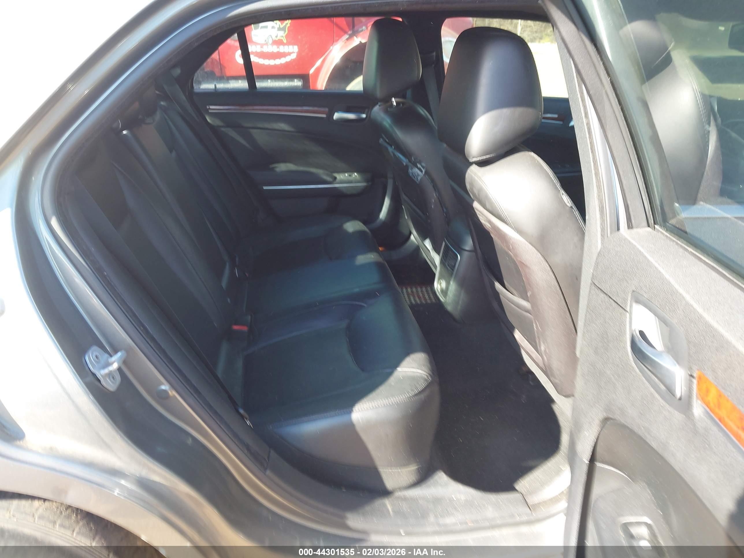 CHRYSLER 300 image 8