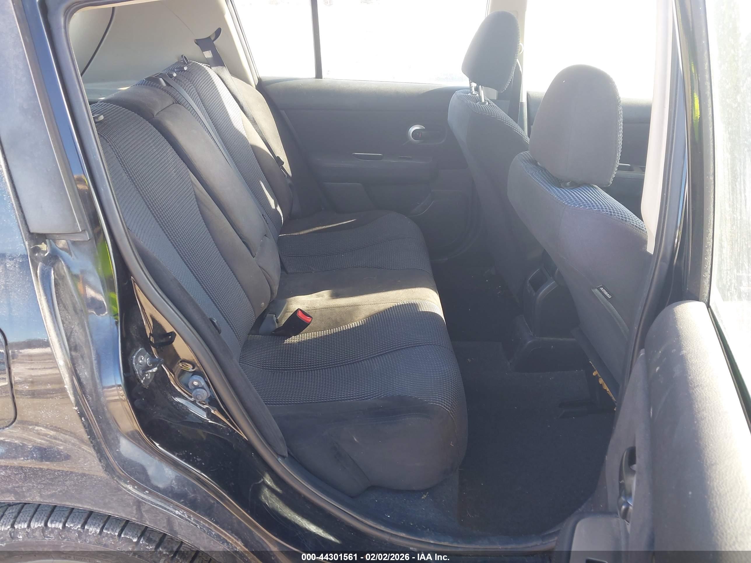 NISSAN VERSA image 8
