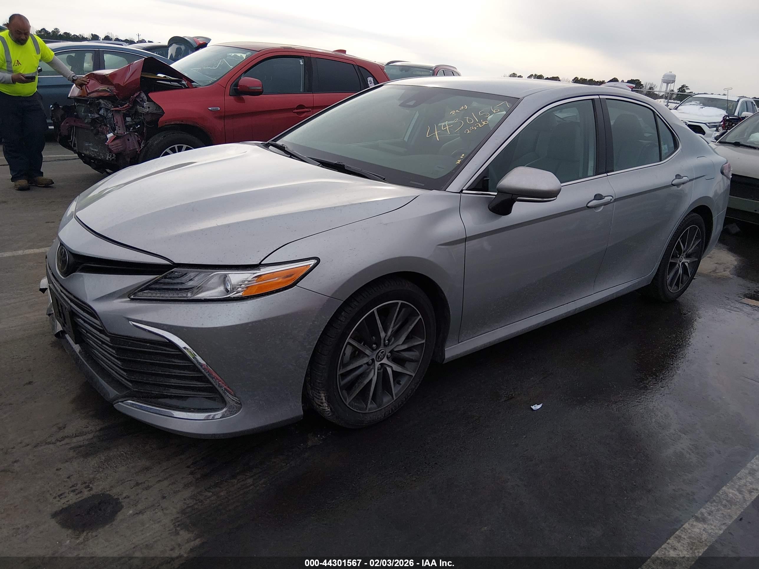 TOYOTA CAMRY image 2