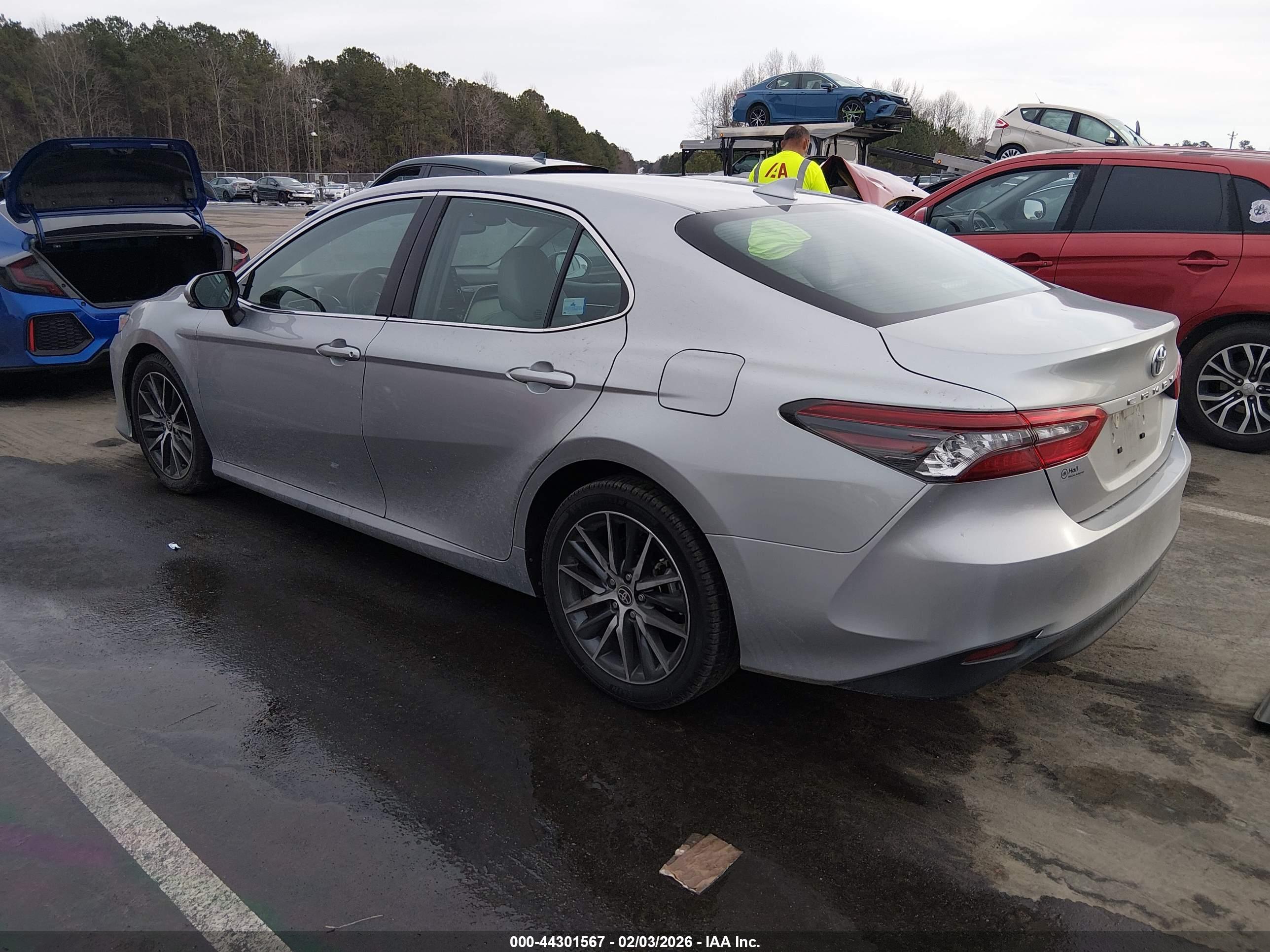 TOYOTA CAMRY image 3