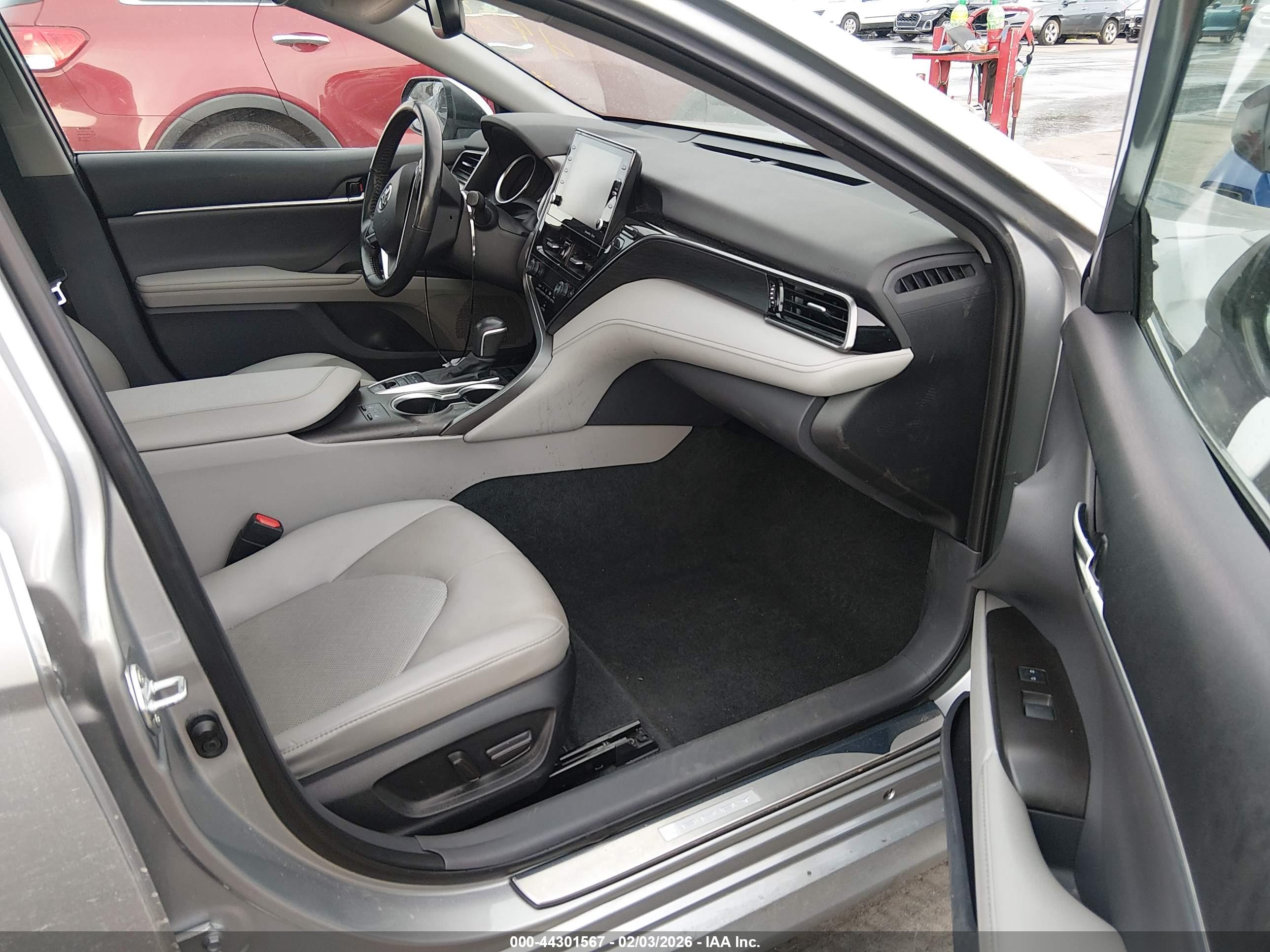 TOYOTA CAMRY image 5