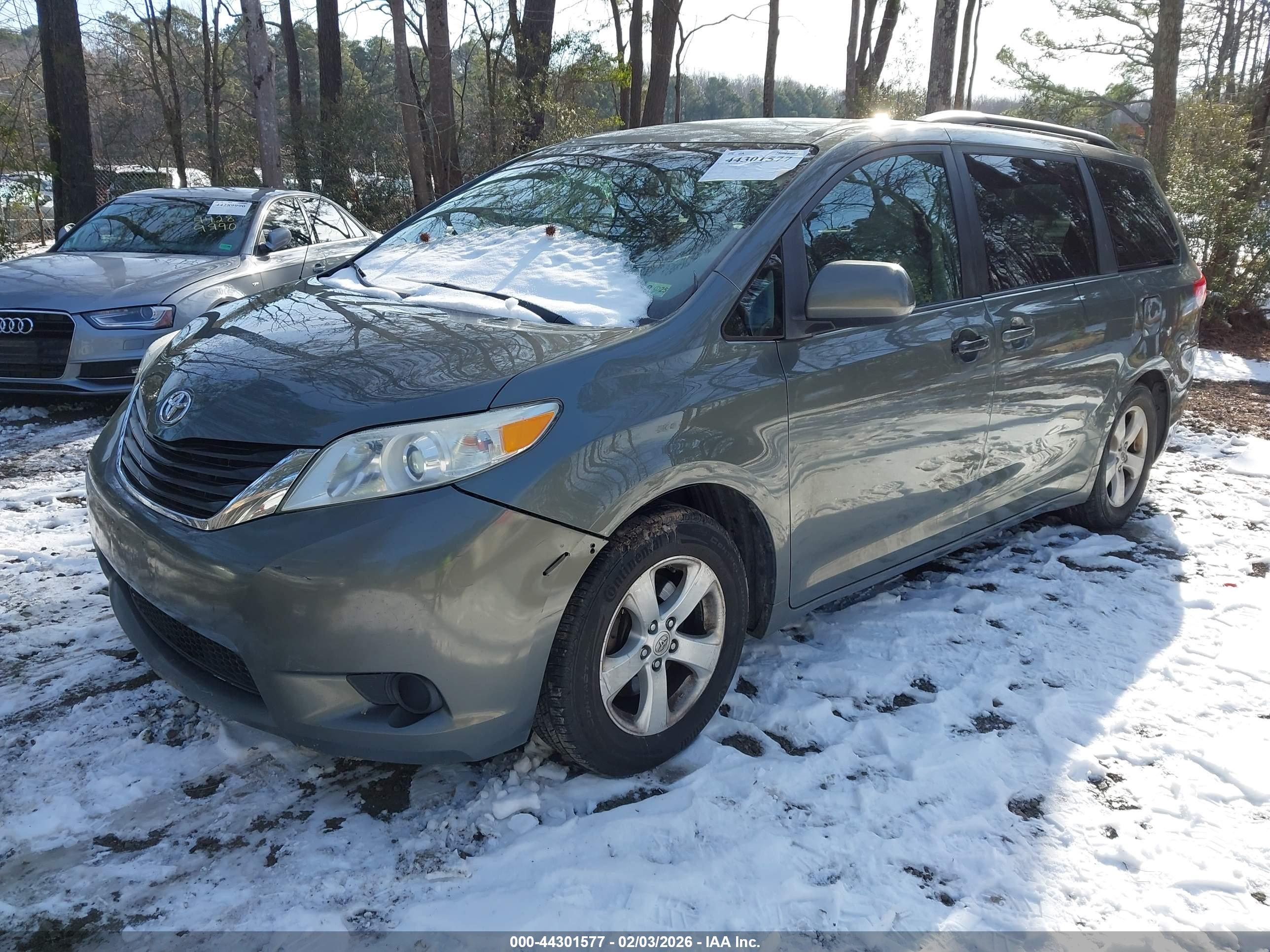 TOYOTA SIENNA image 2