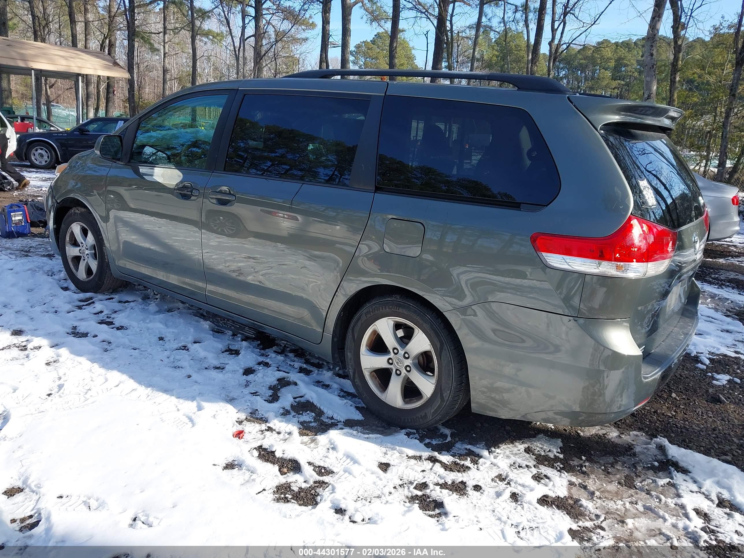 TOYOTA SIENNA image 3
