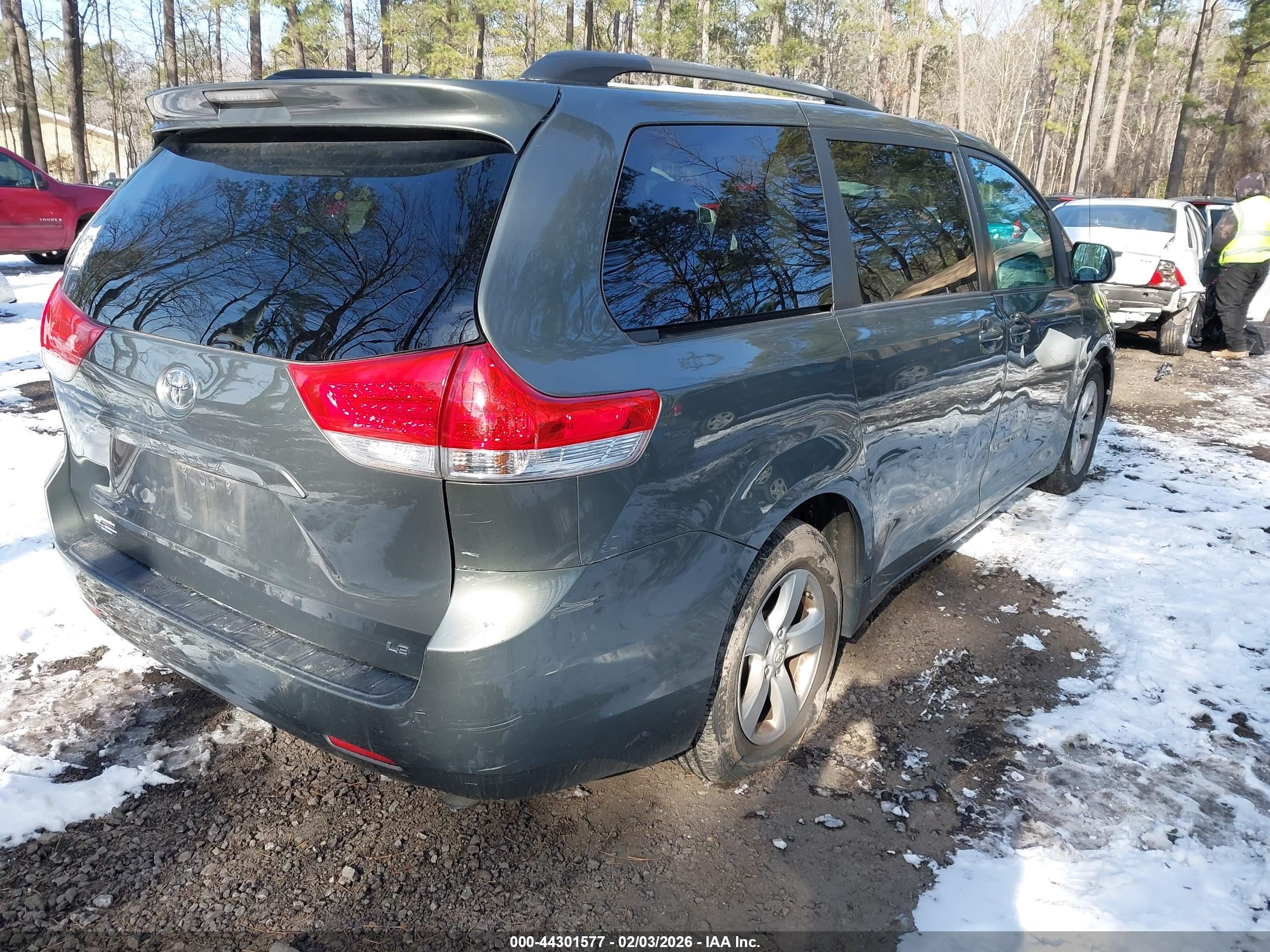 TOYOTA SIENNA image 4