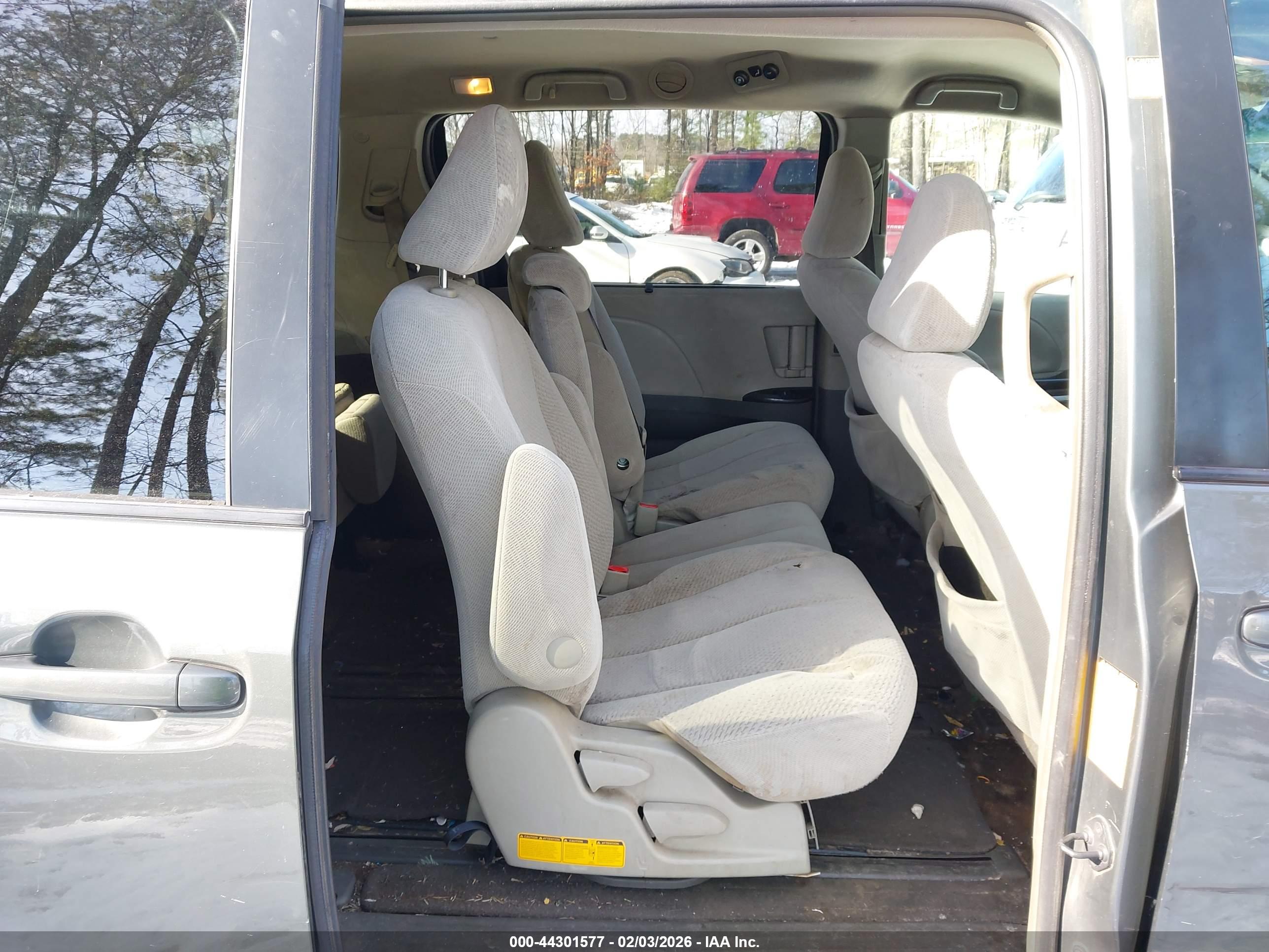 TOYOTA SIENNA image 8