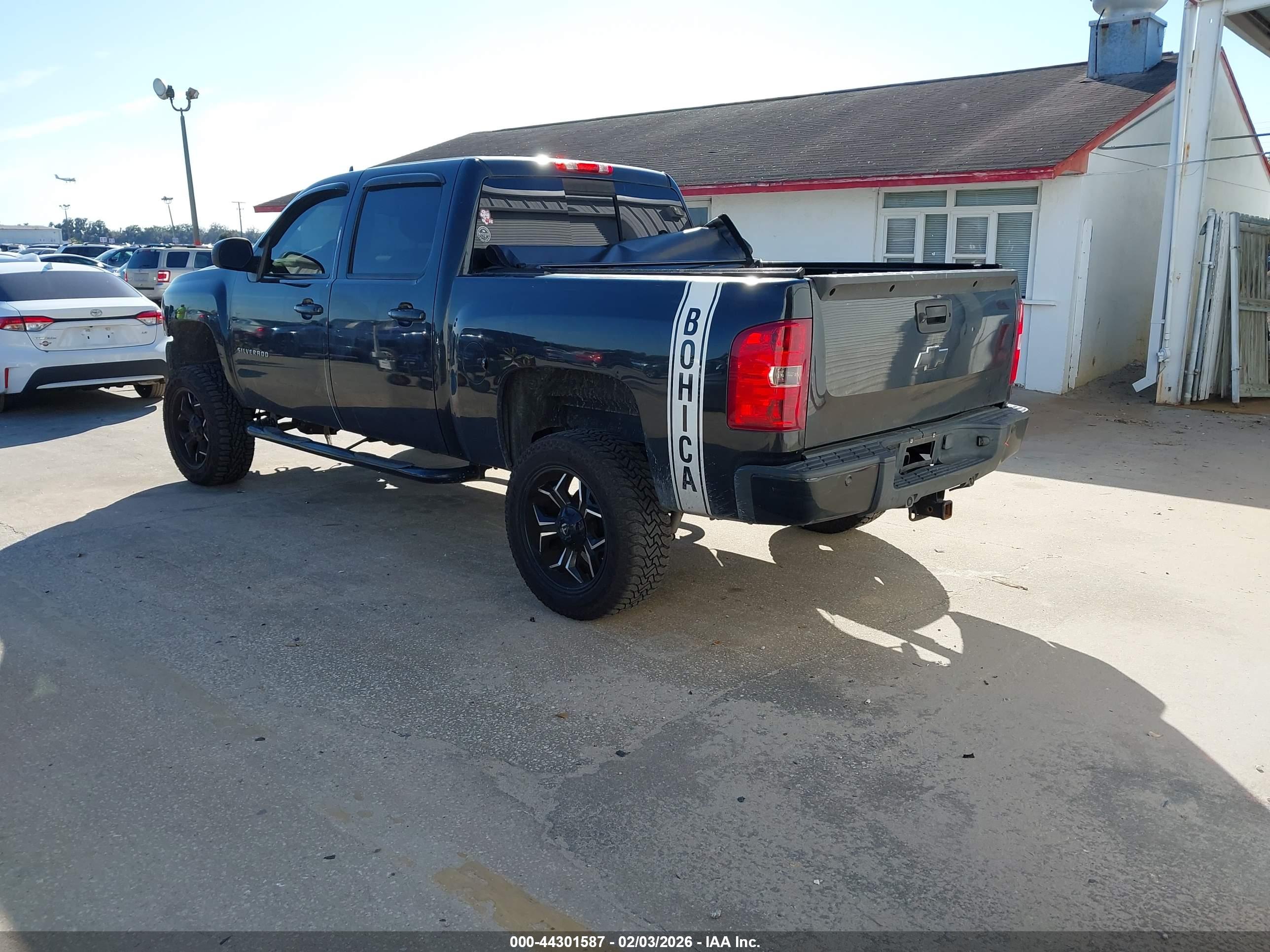 CHEVROLET SILVERADO image 3