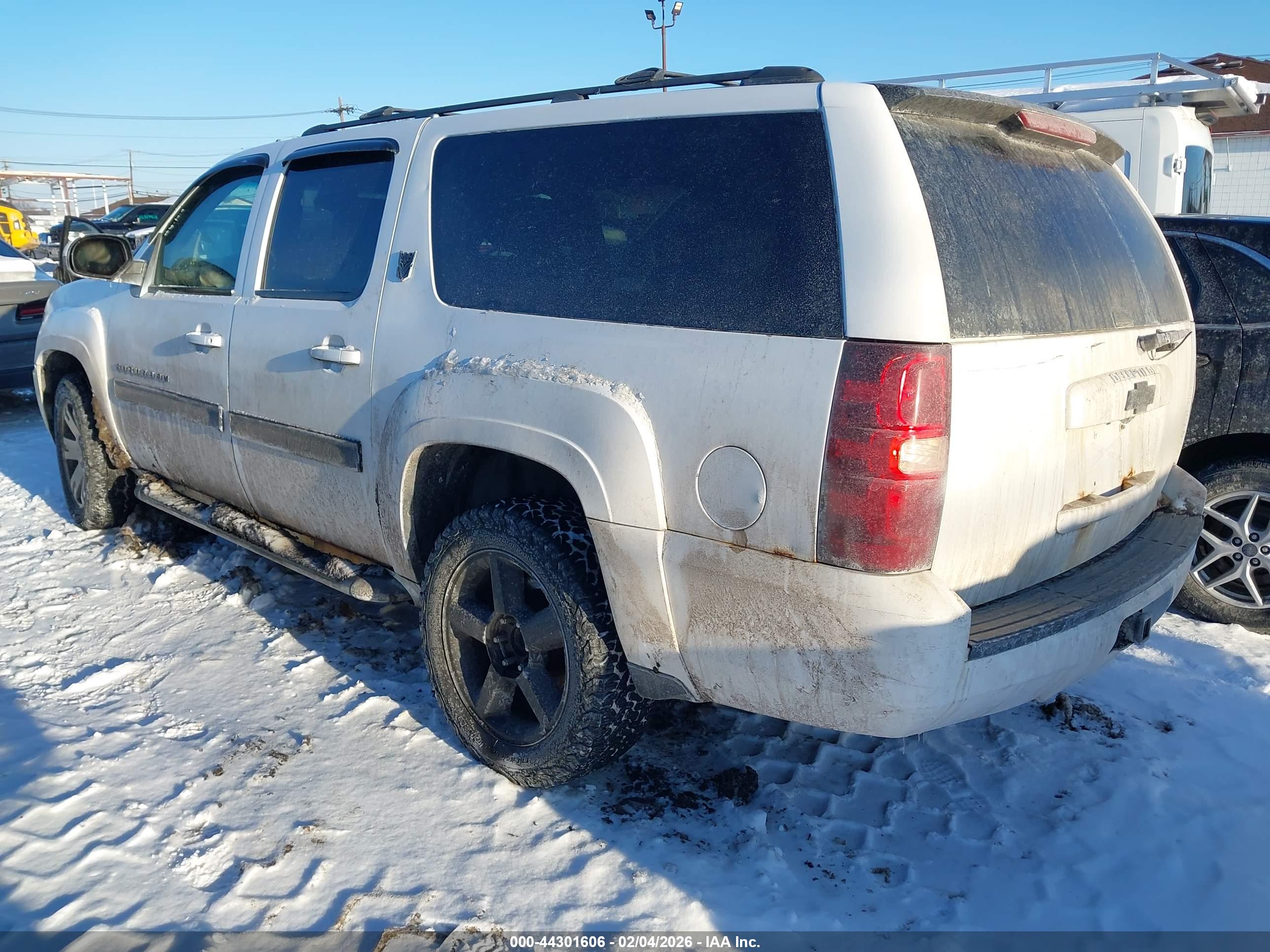 CHEVROLET SUBURBAN image 3