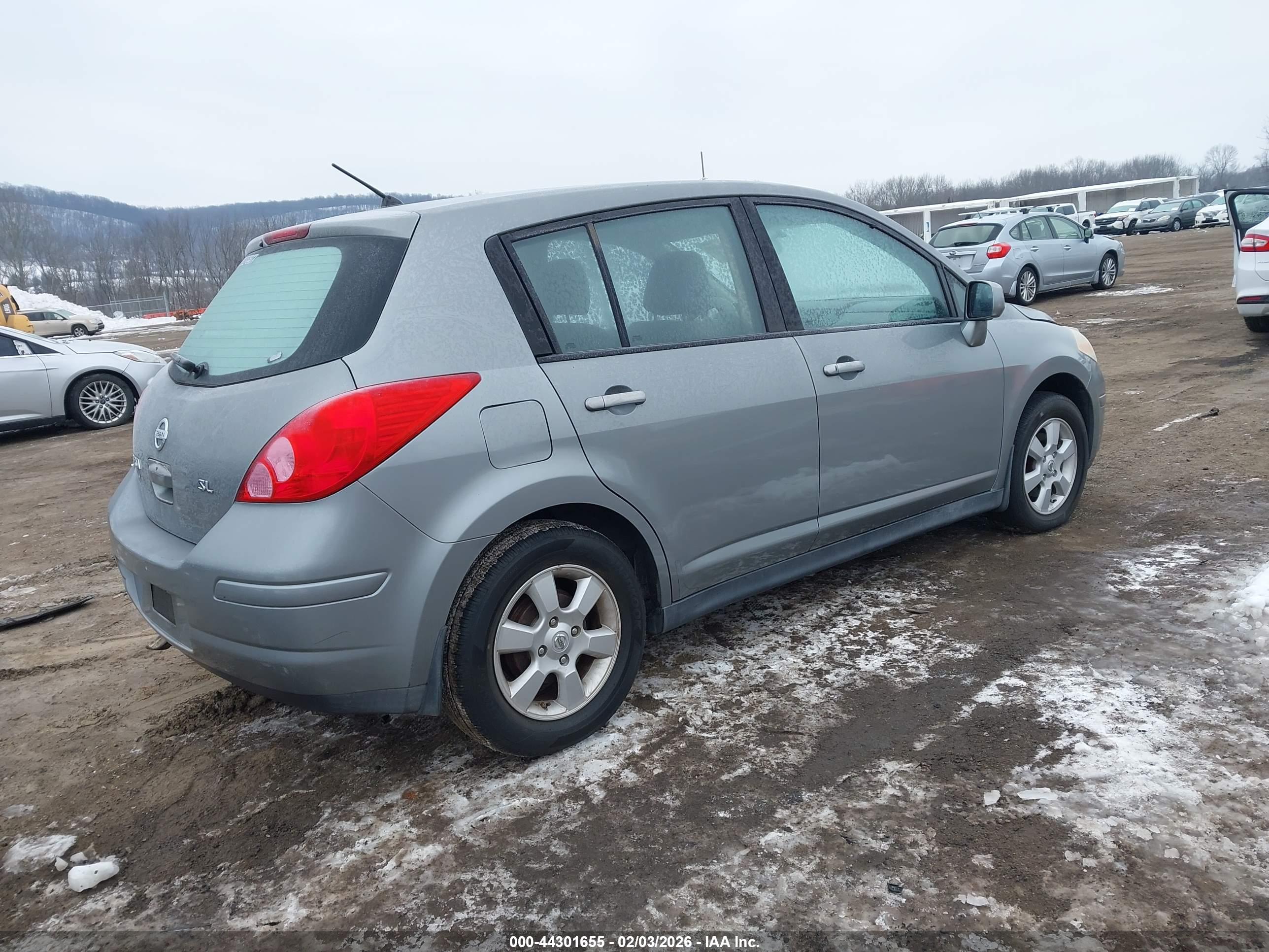 NISSAN VERSA image 4