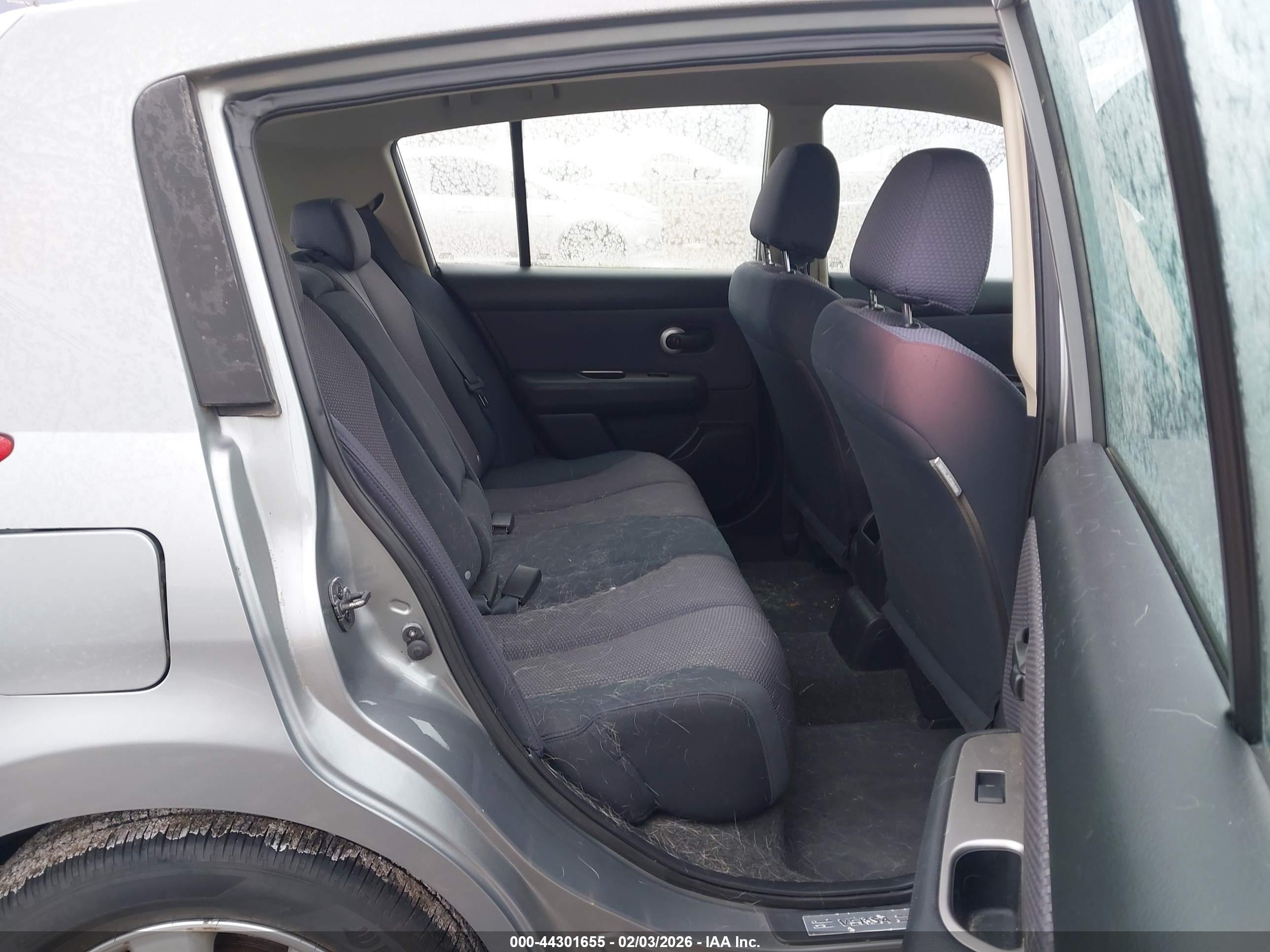 NISSAN VERSA image 8