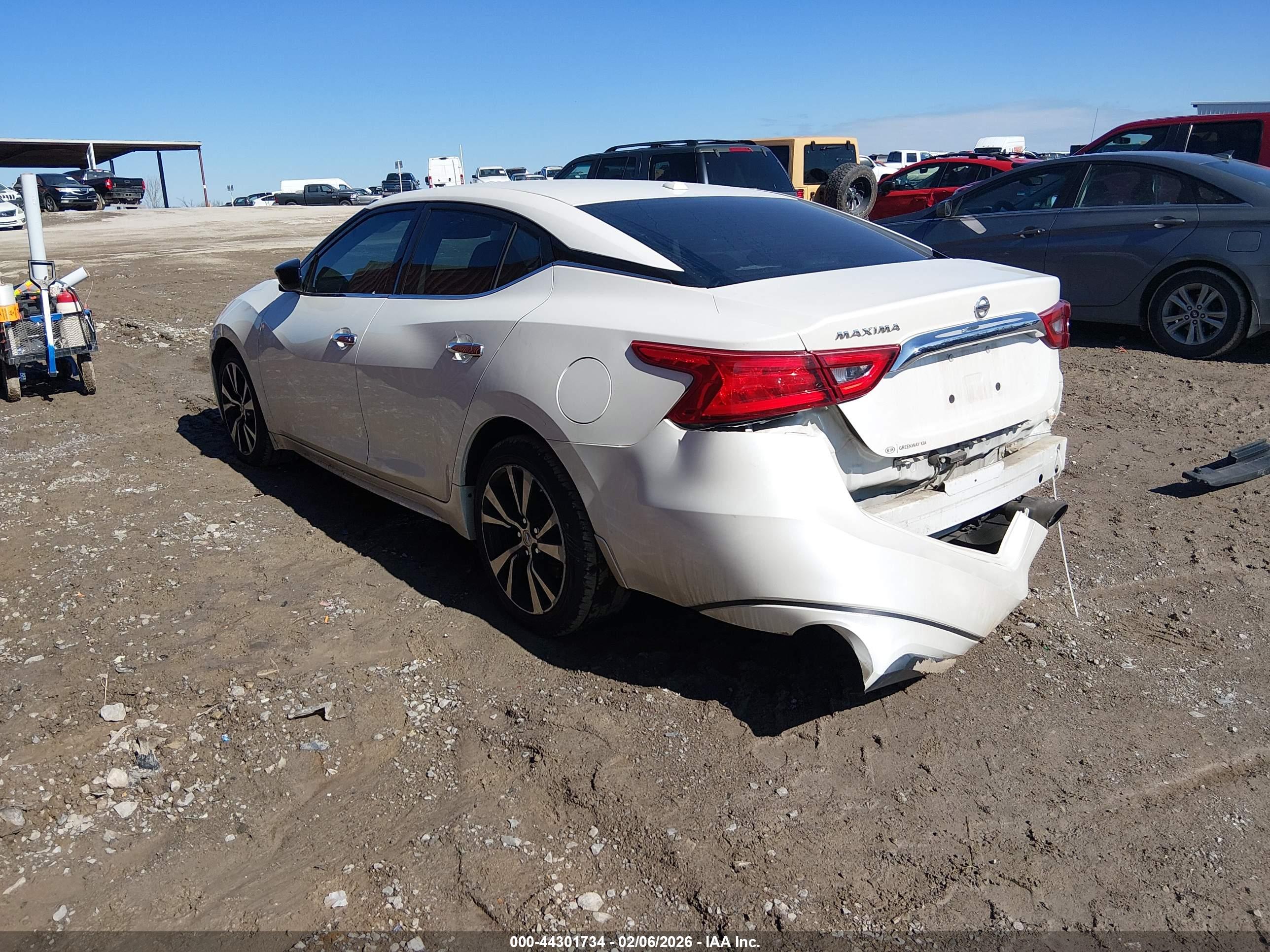 NISSAN MAXIMA image 3