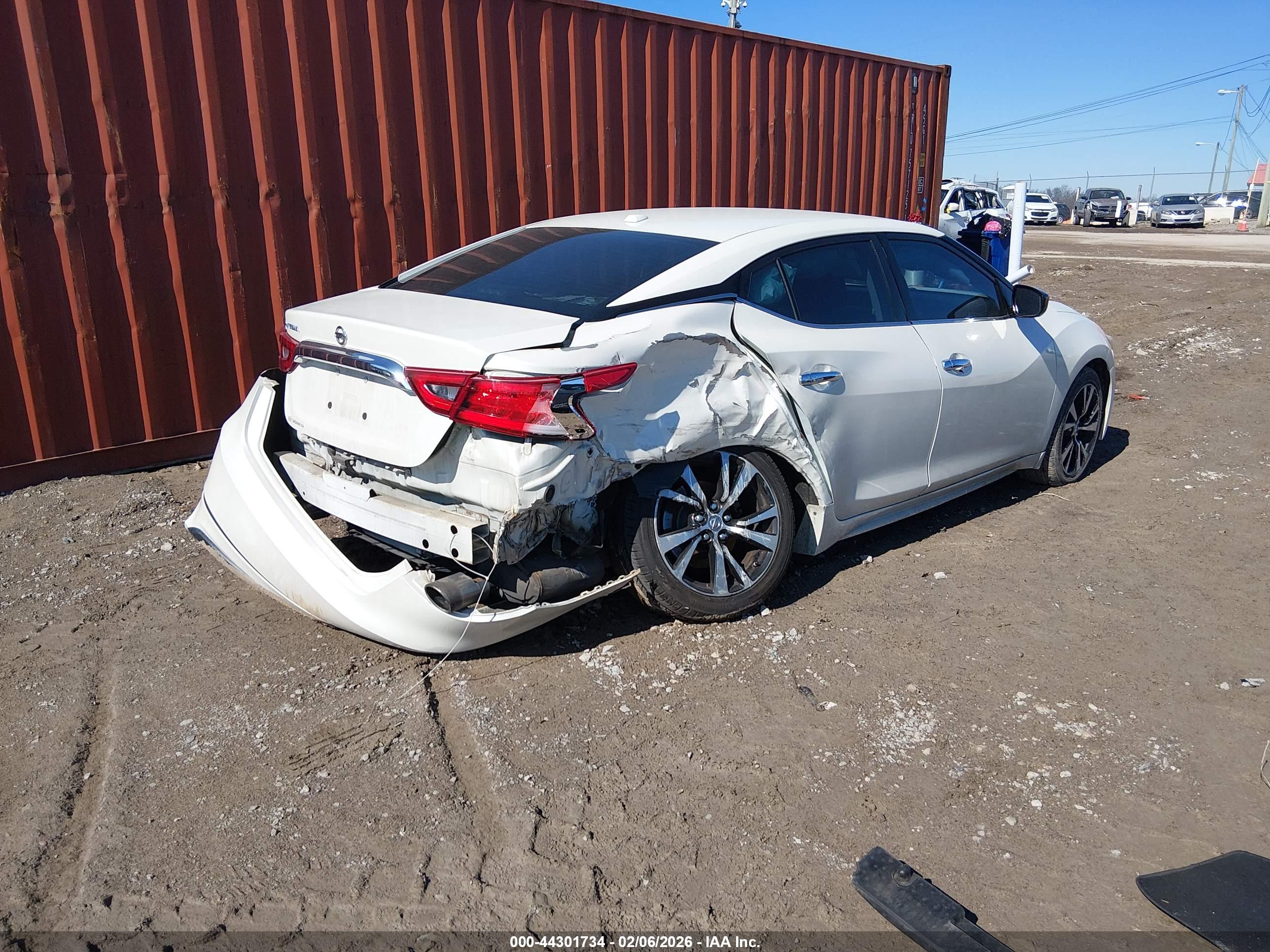 NISSAN MAXIMA image 4