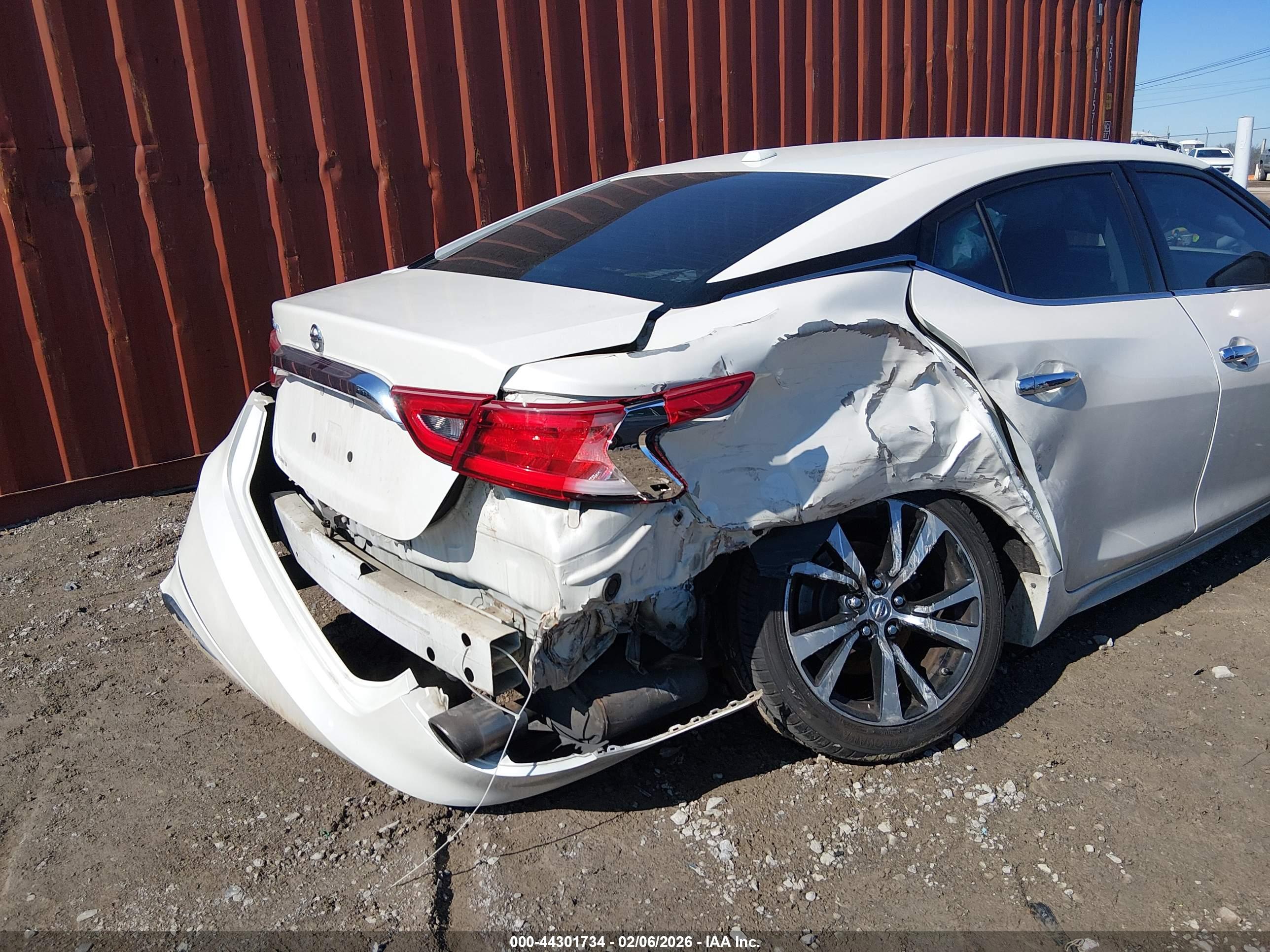 NISSAN MAXIMA image 6