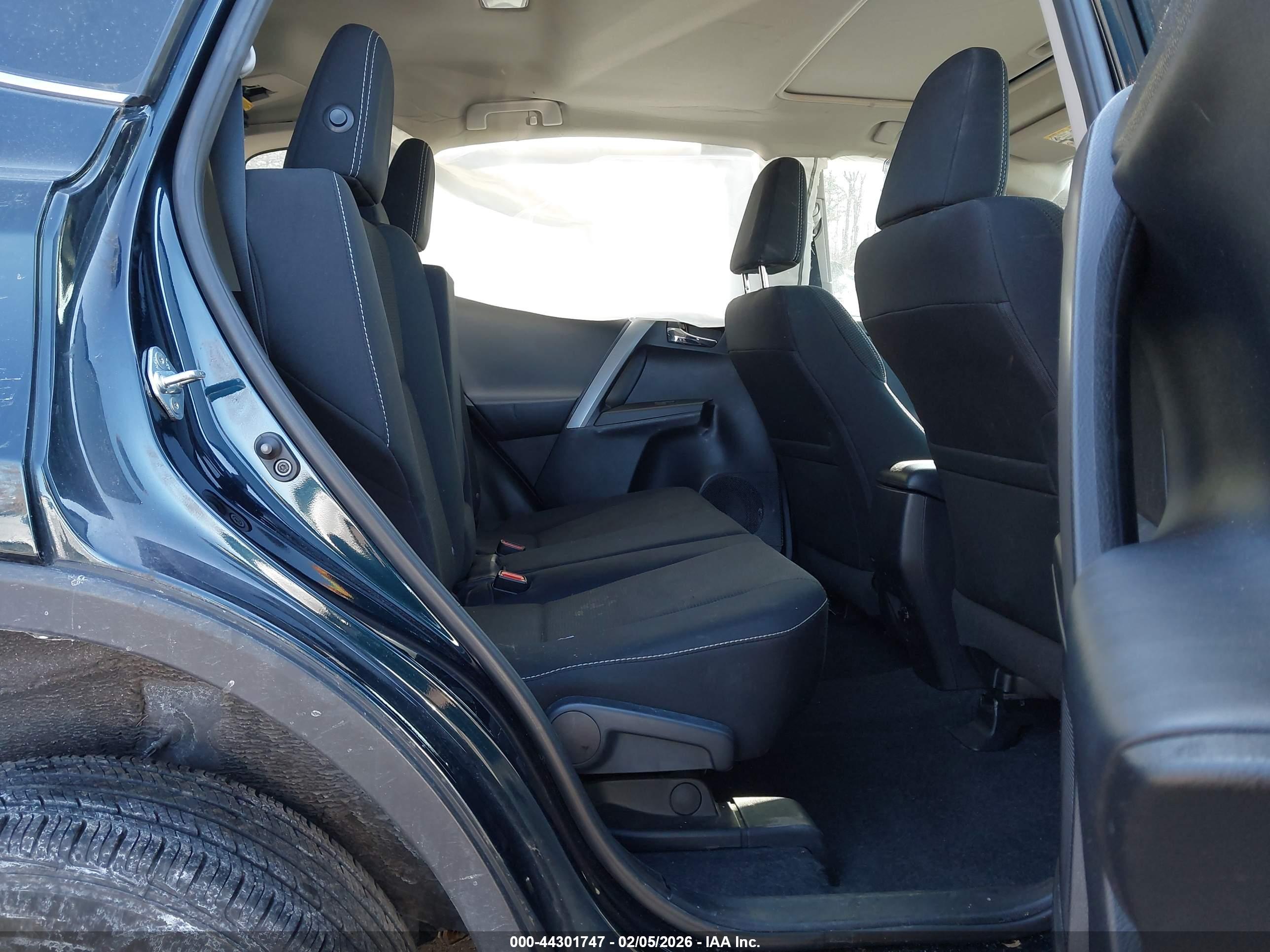 TOYOTA RAV4 image 8
