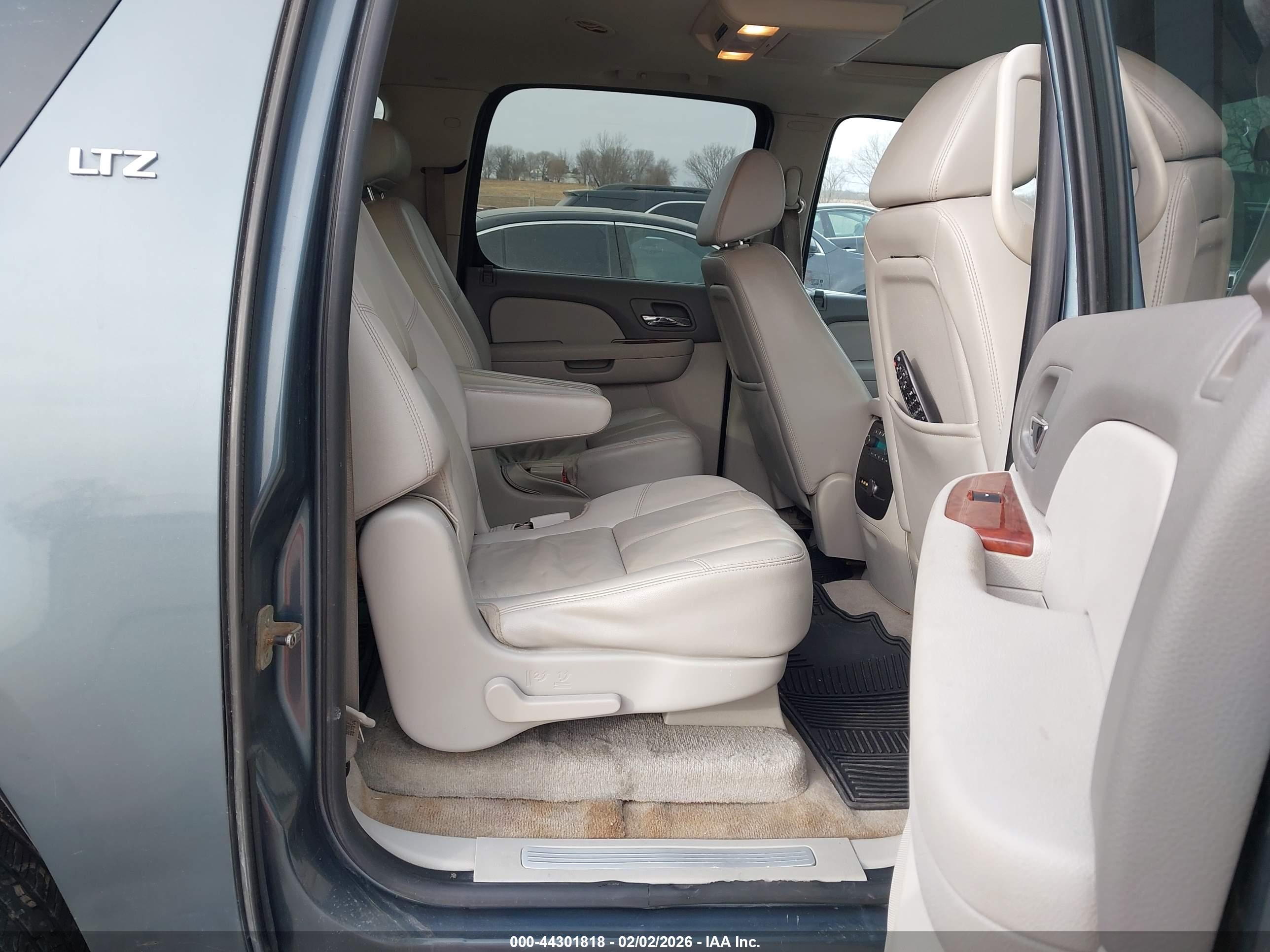 CHEVROLET SUBURBAN image 8