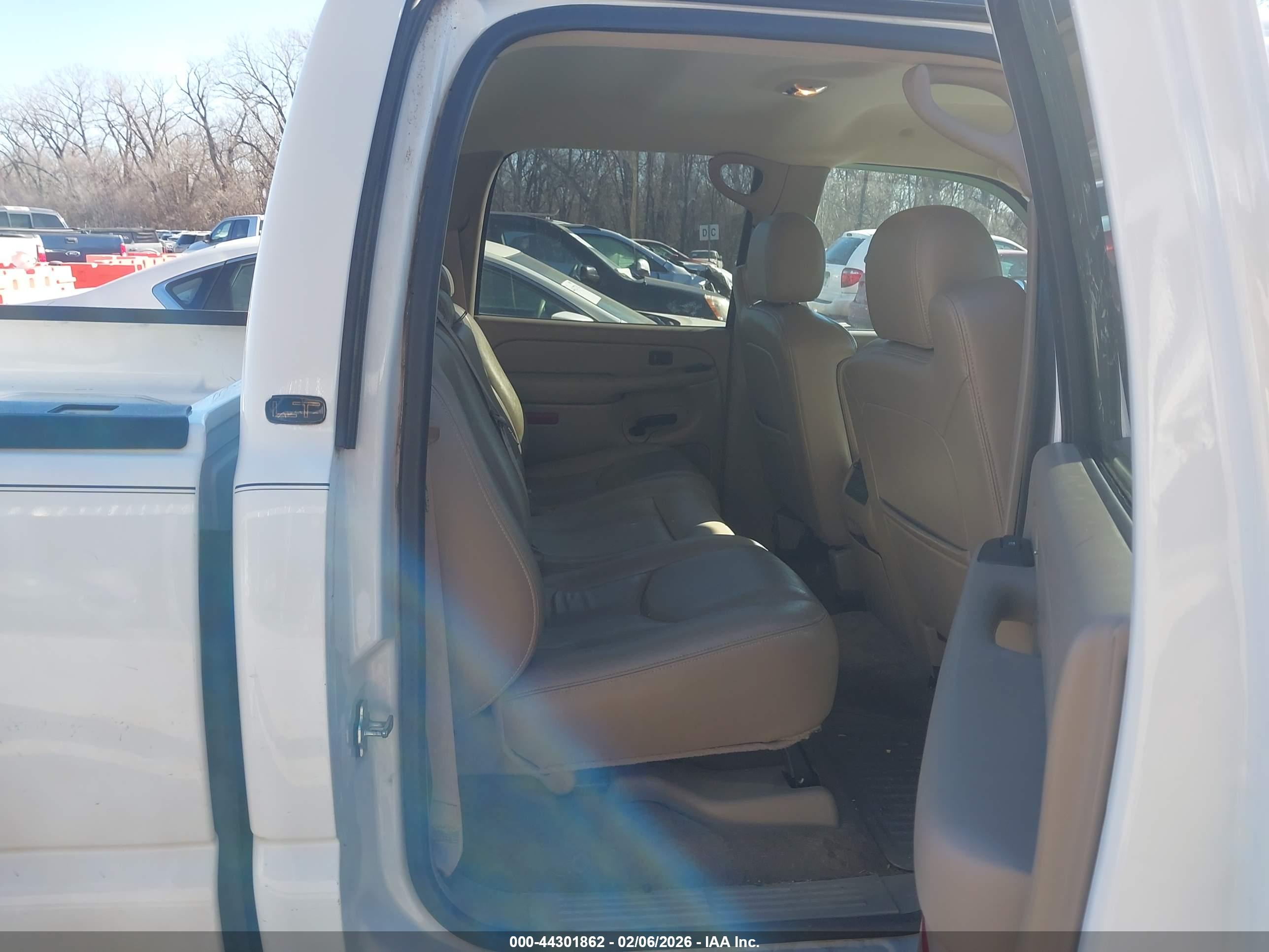 CHEVROLET SILVERADO image 8