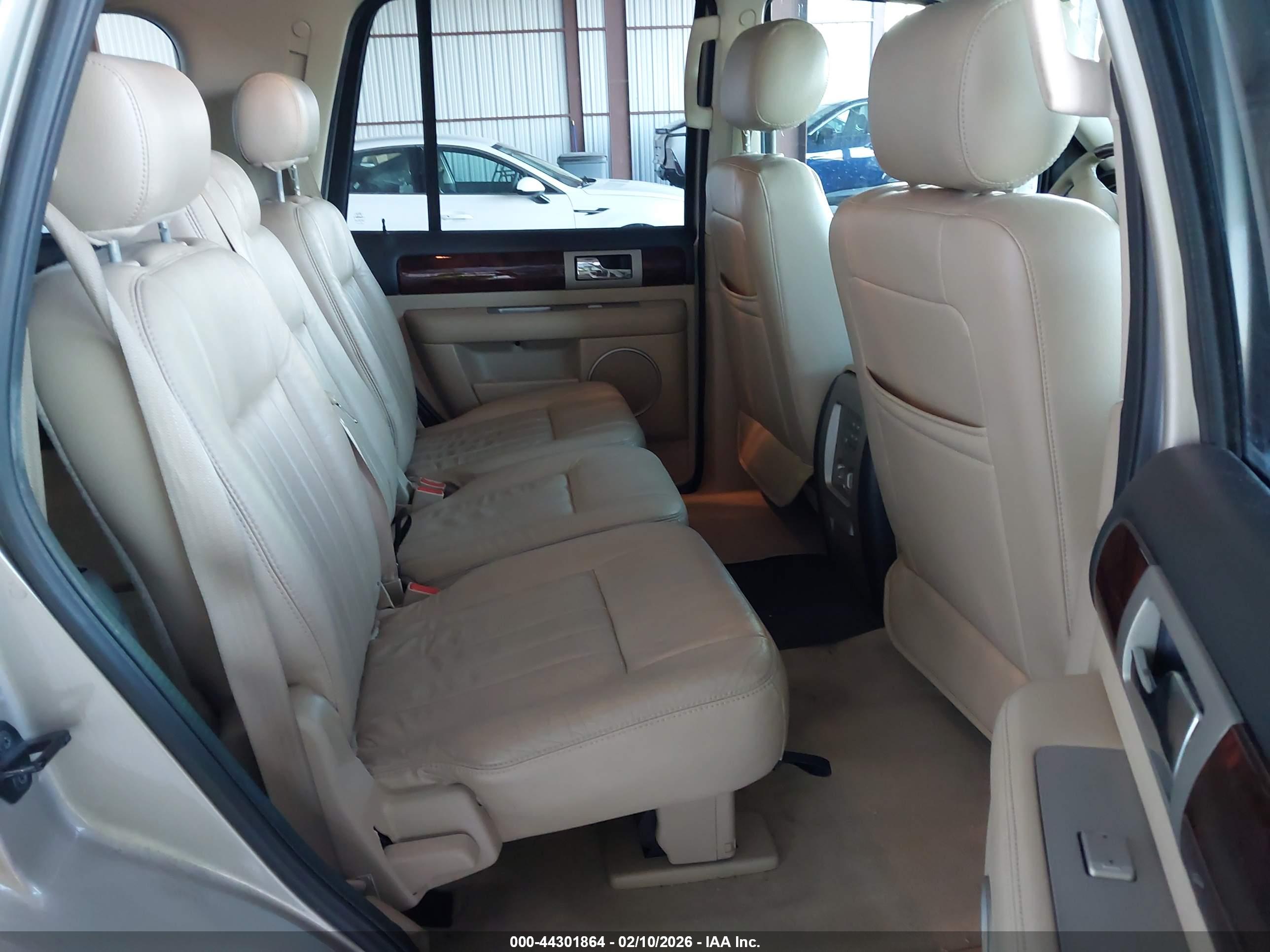 LINCOLN NAVIGATOR image 8