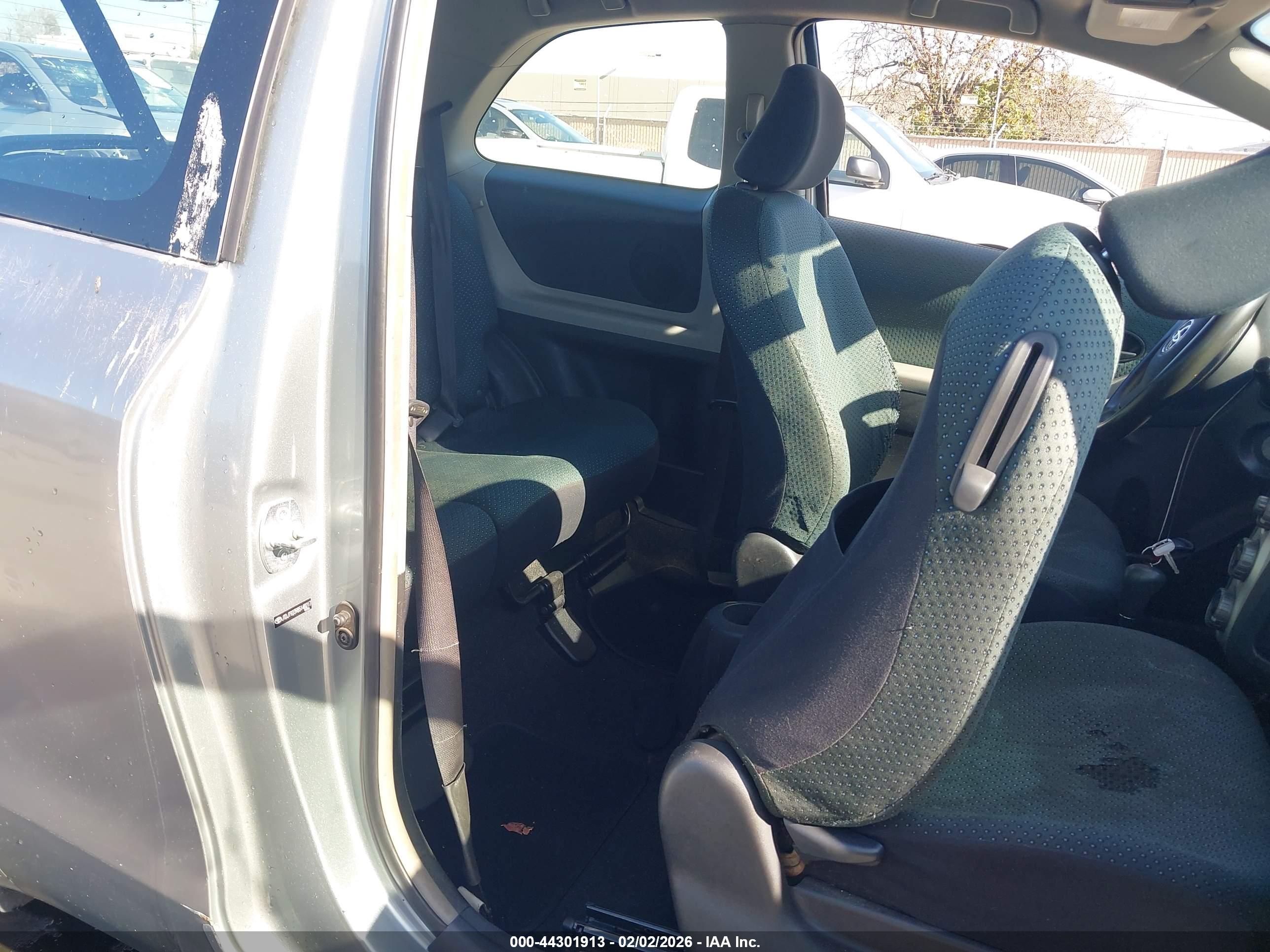 TOYOTA YARIS image 8