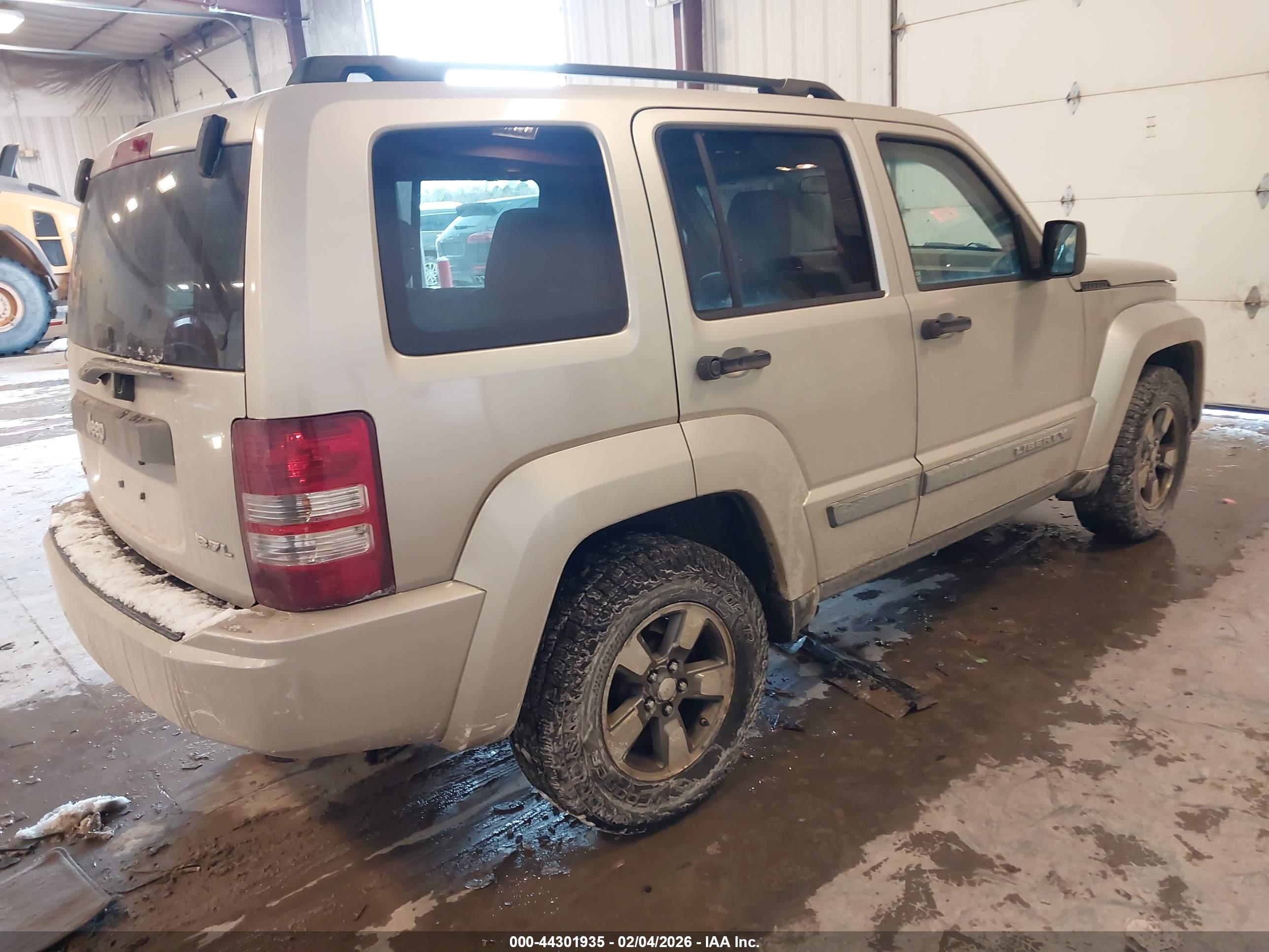 JEEP LIBERTY image 4