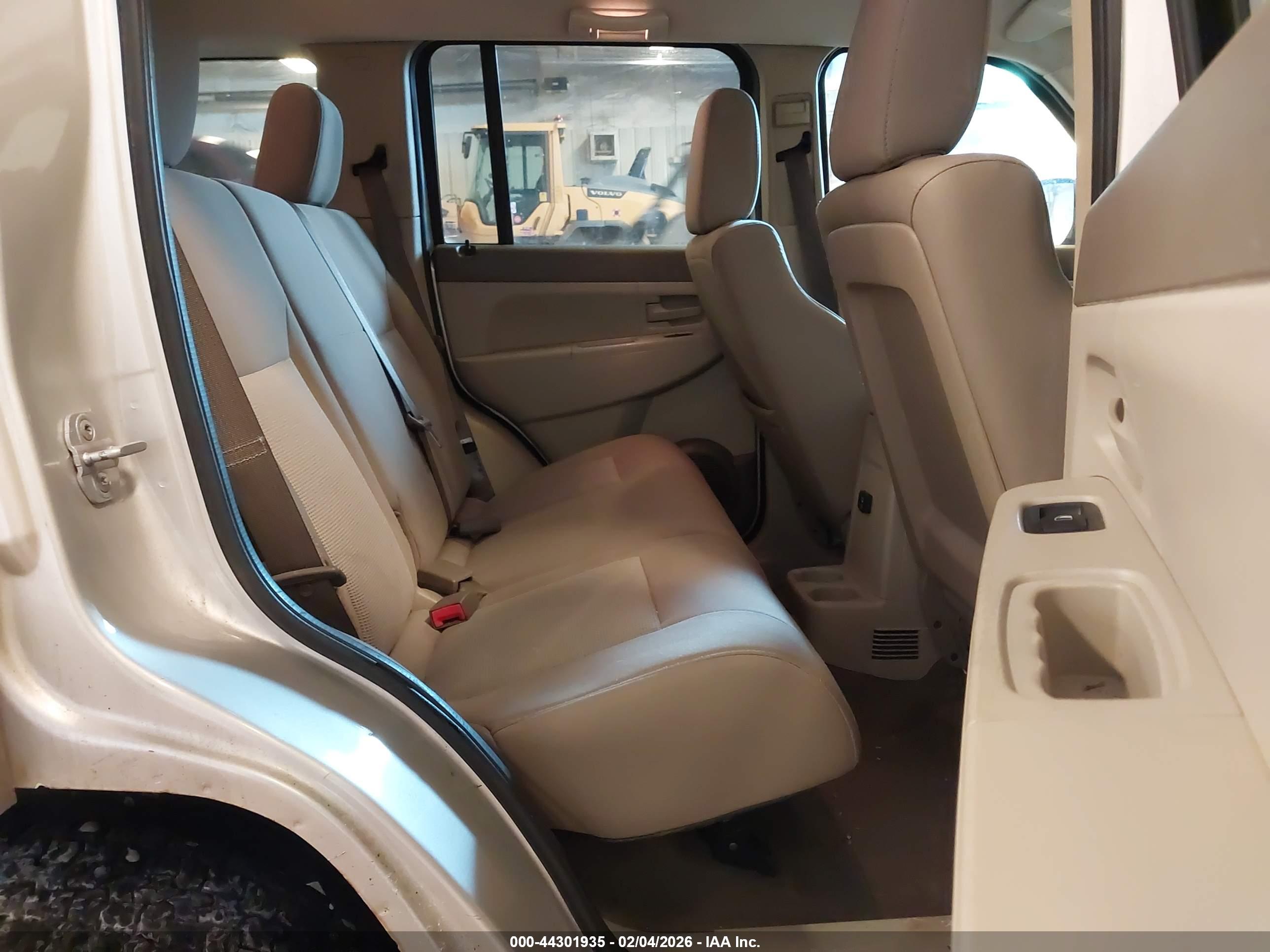 JEEP LIBERTY image 8