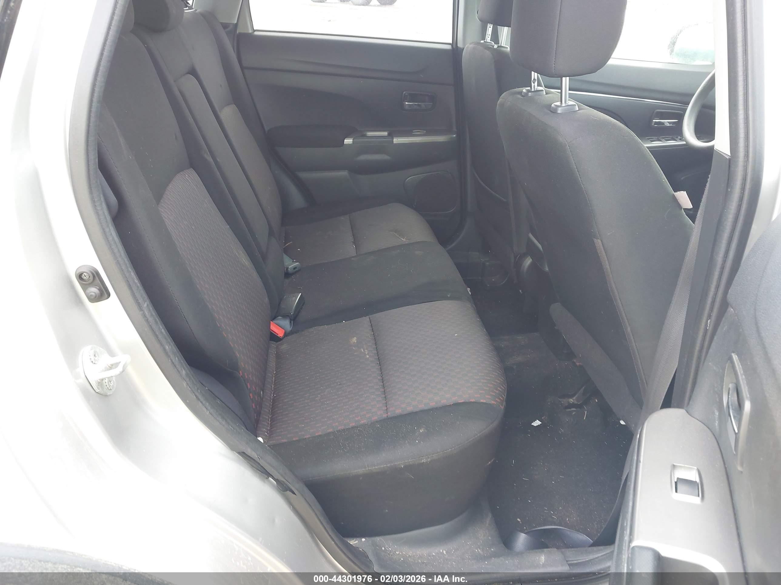 MITSUBISHI OUTLANDER image 8