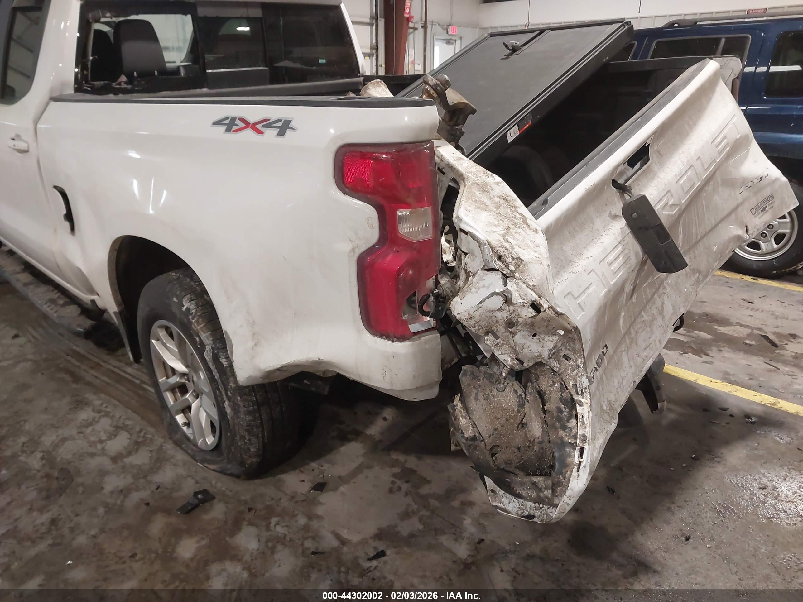 CHEVROLET SILVERADO image 6