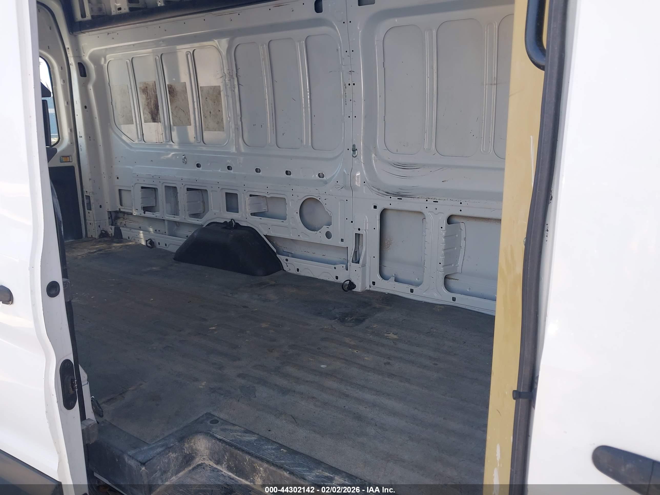 FORD TRANSIT-250 image 8