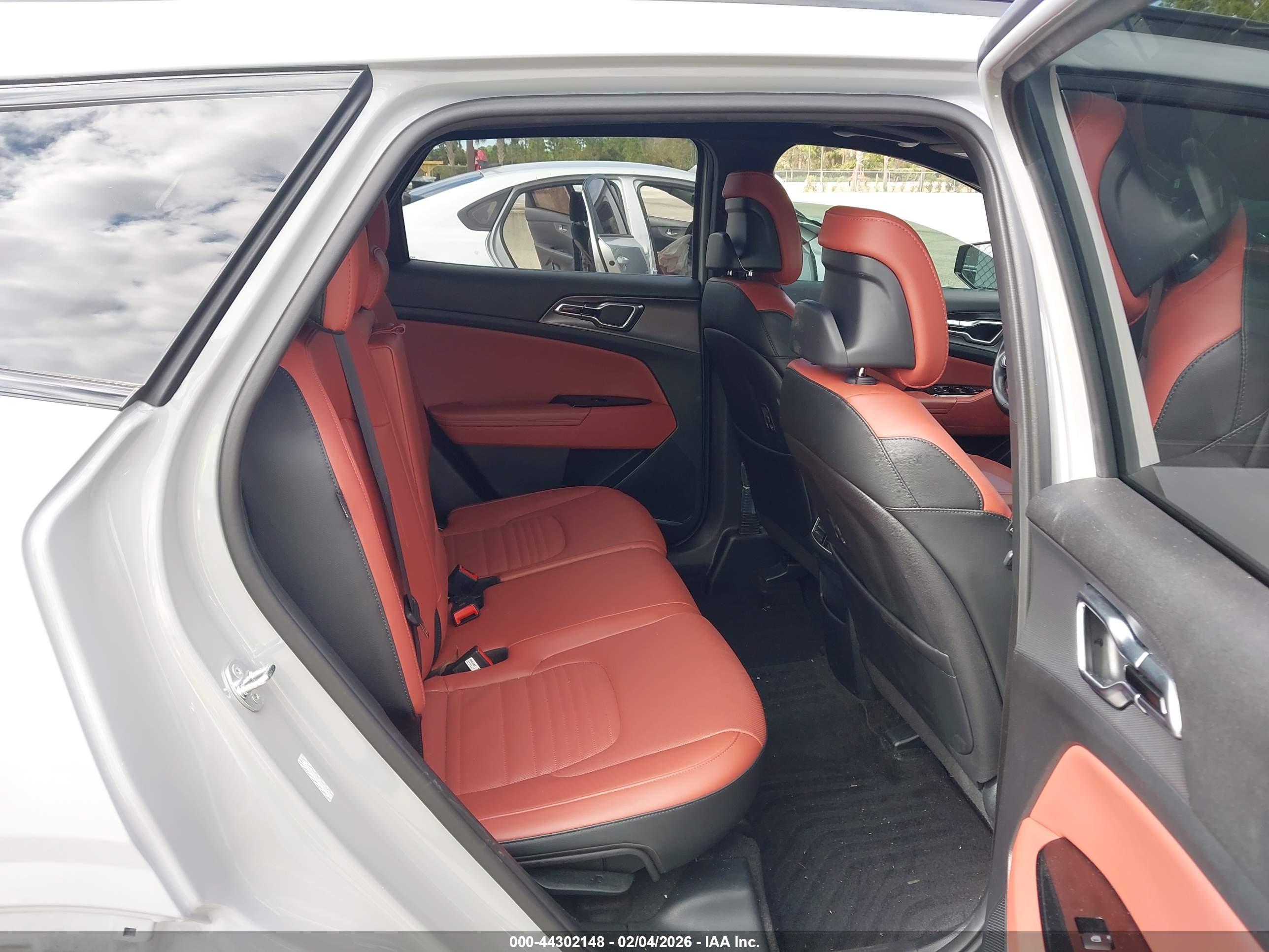 KIA SPORTAGE image 8