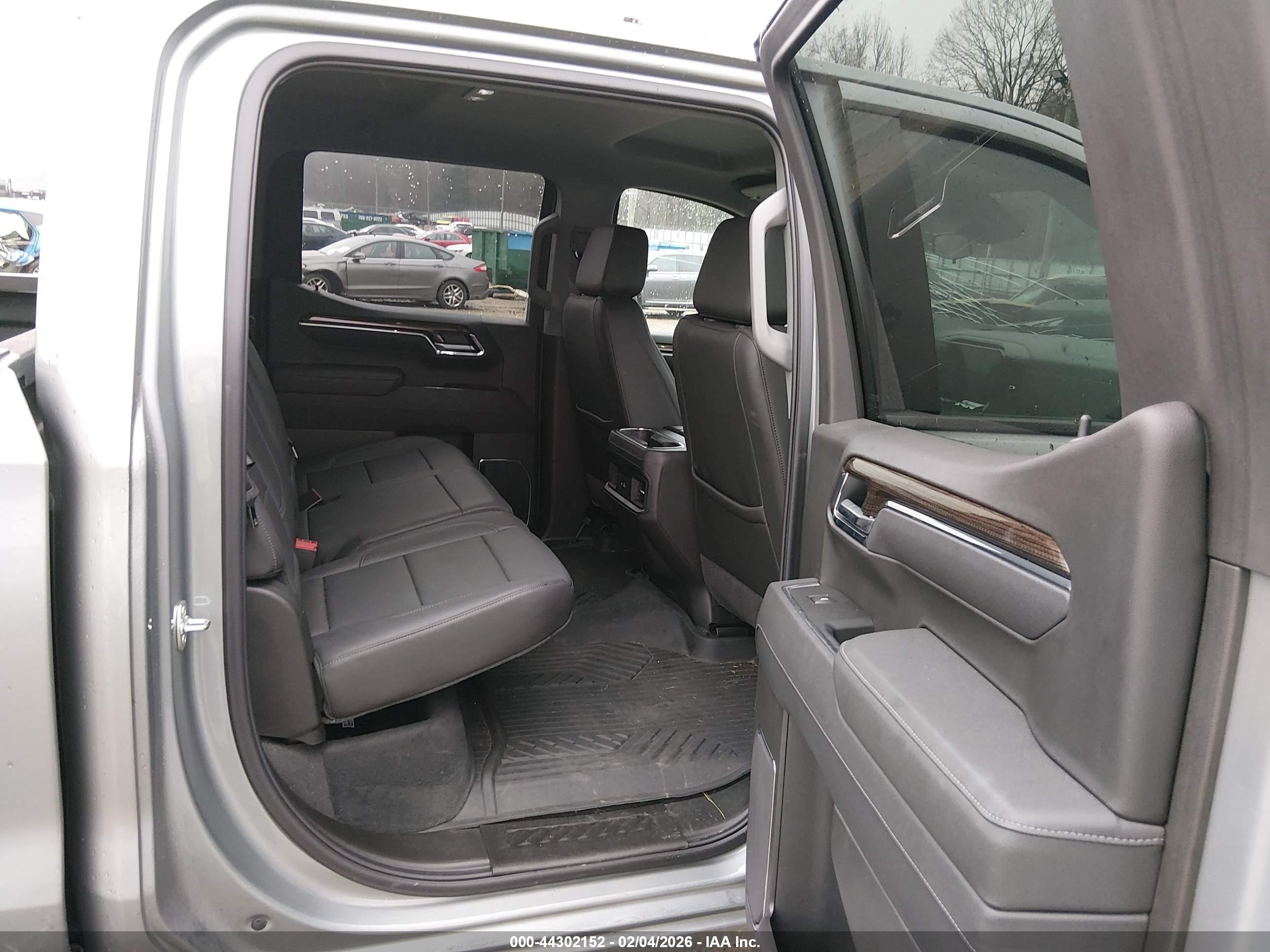 CHEVROLET SILVERADO image 8