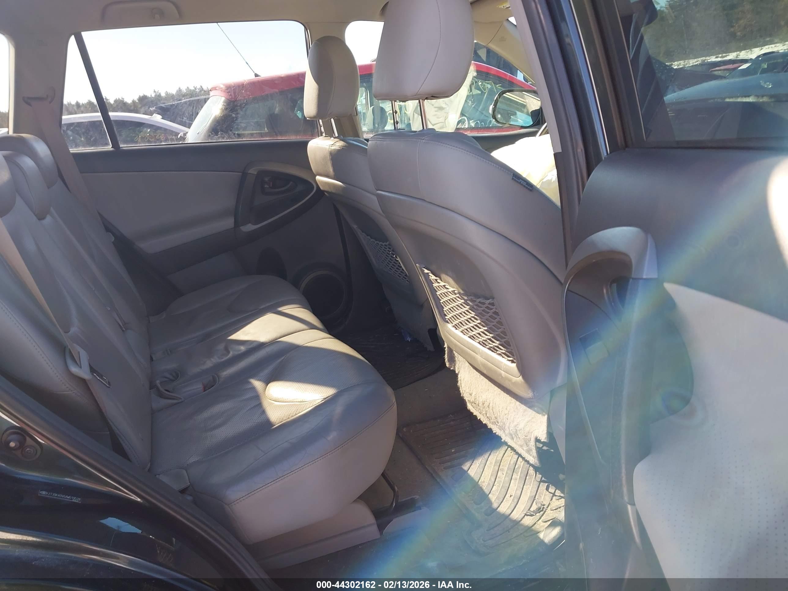 TOYOTA RAV4 image 8
