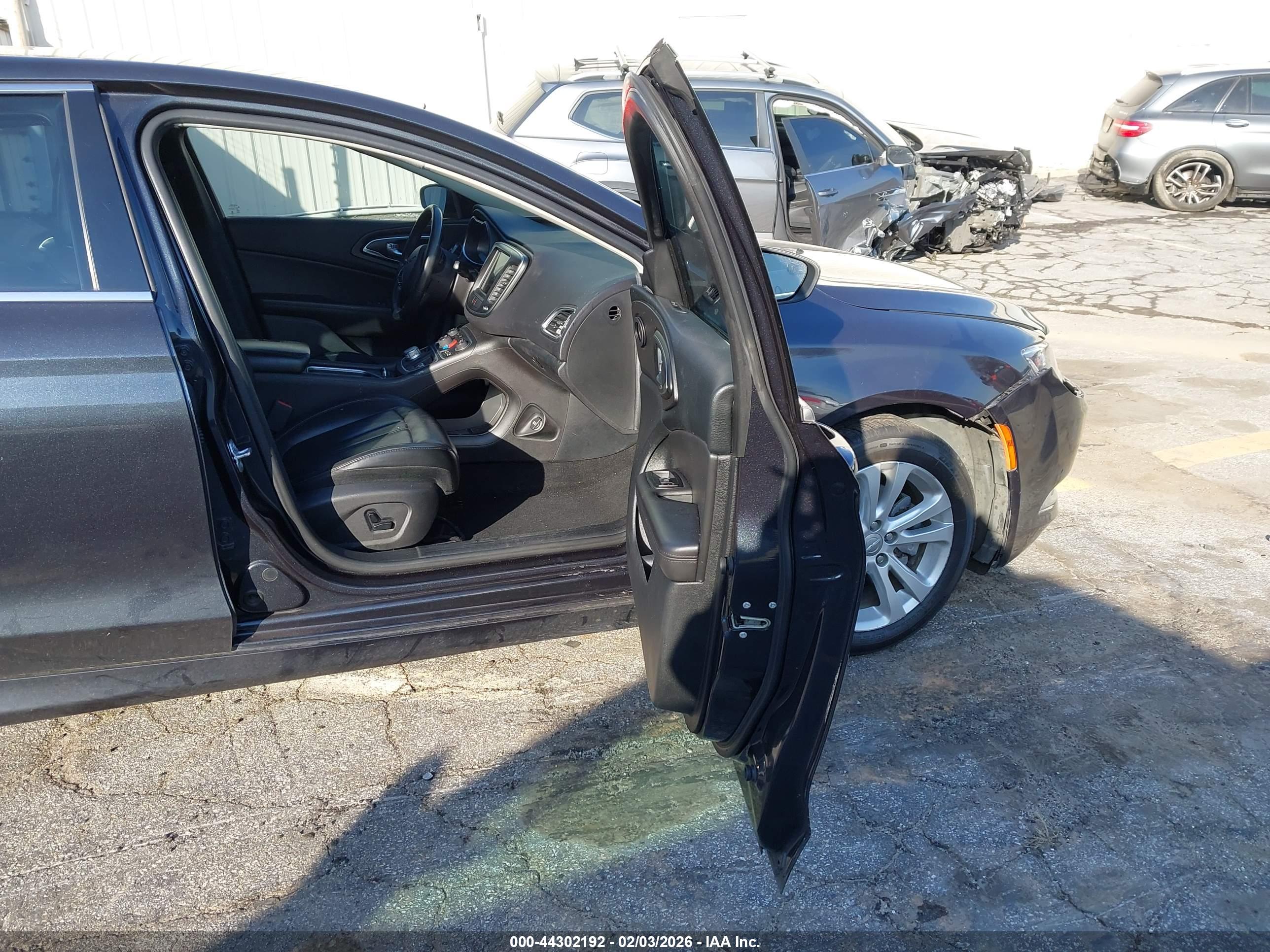 CHRYSLER 200 image 5