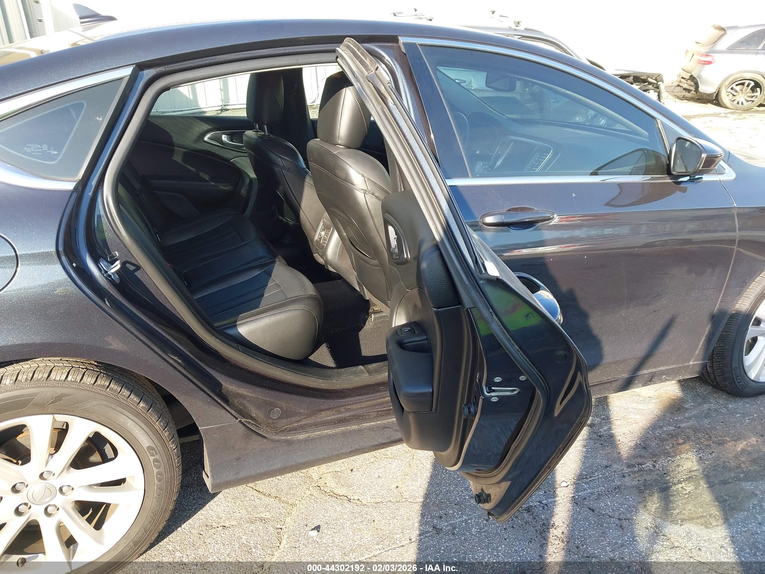 CHRYSLER 200 image 8