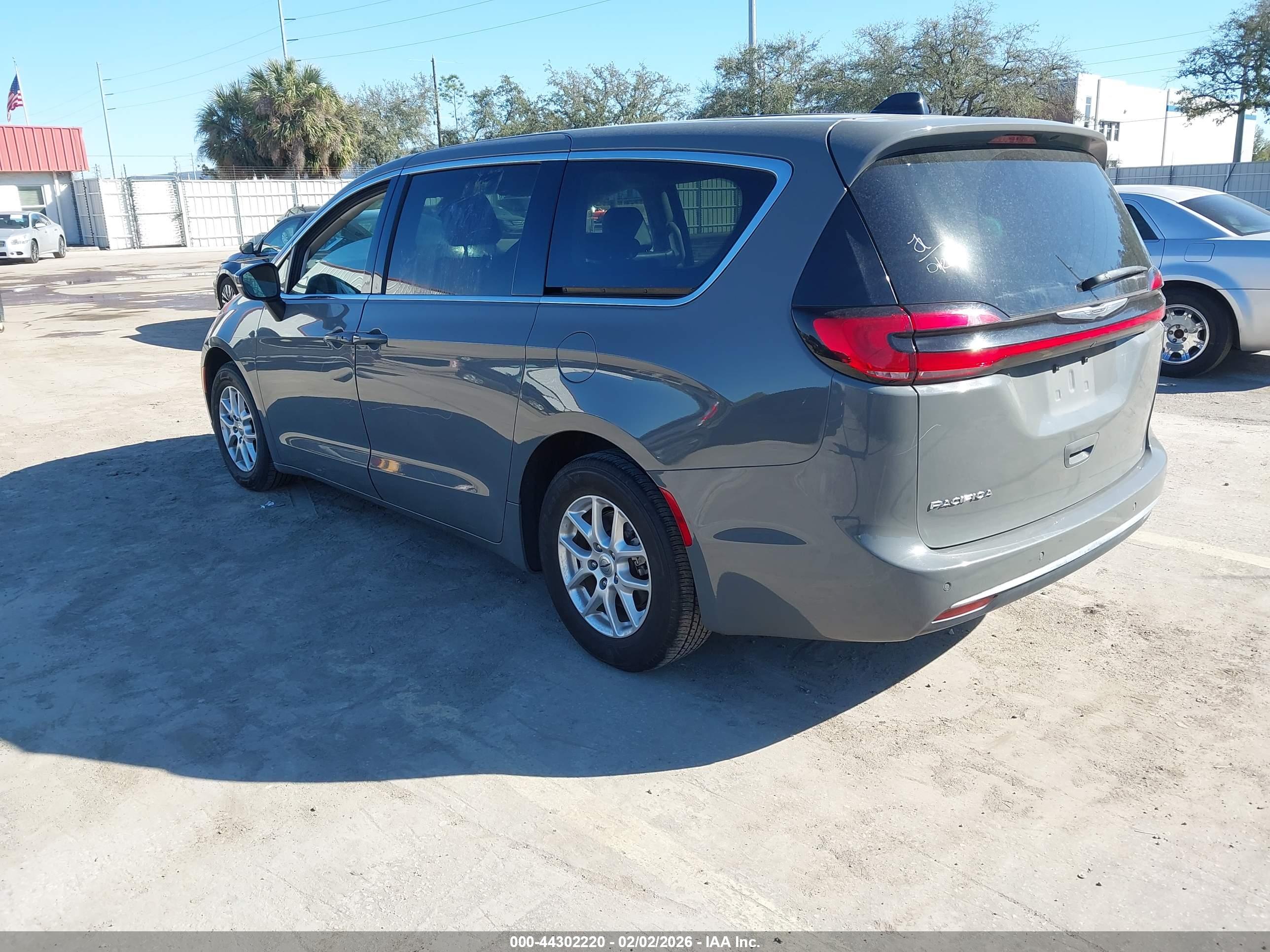 CHRYSLER PACIFICA image 3
