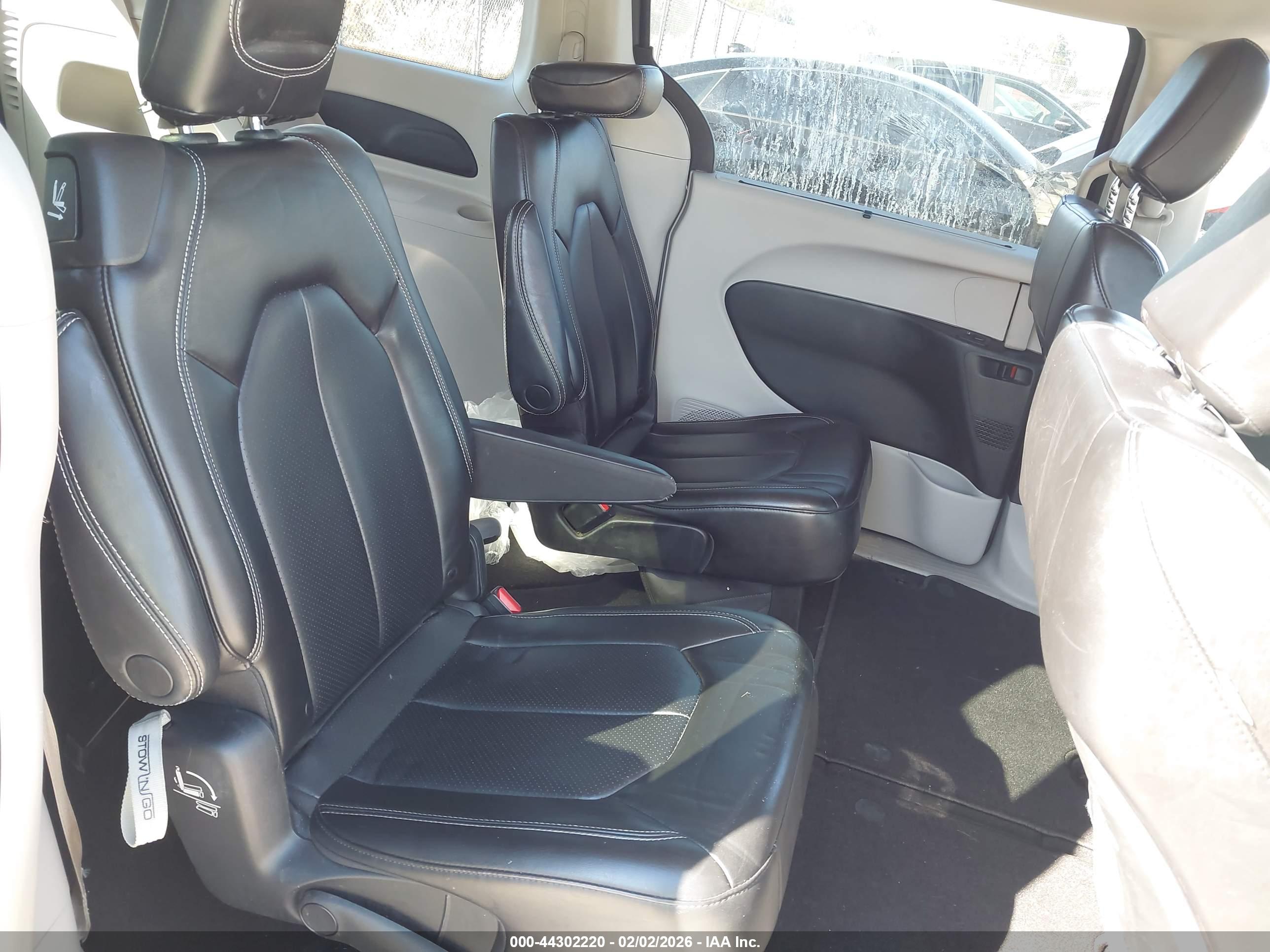 CHRYSLER PACIFICA image 8